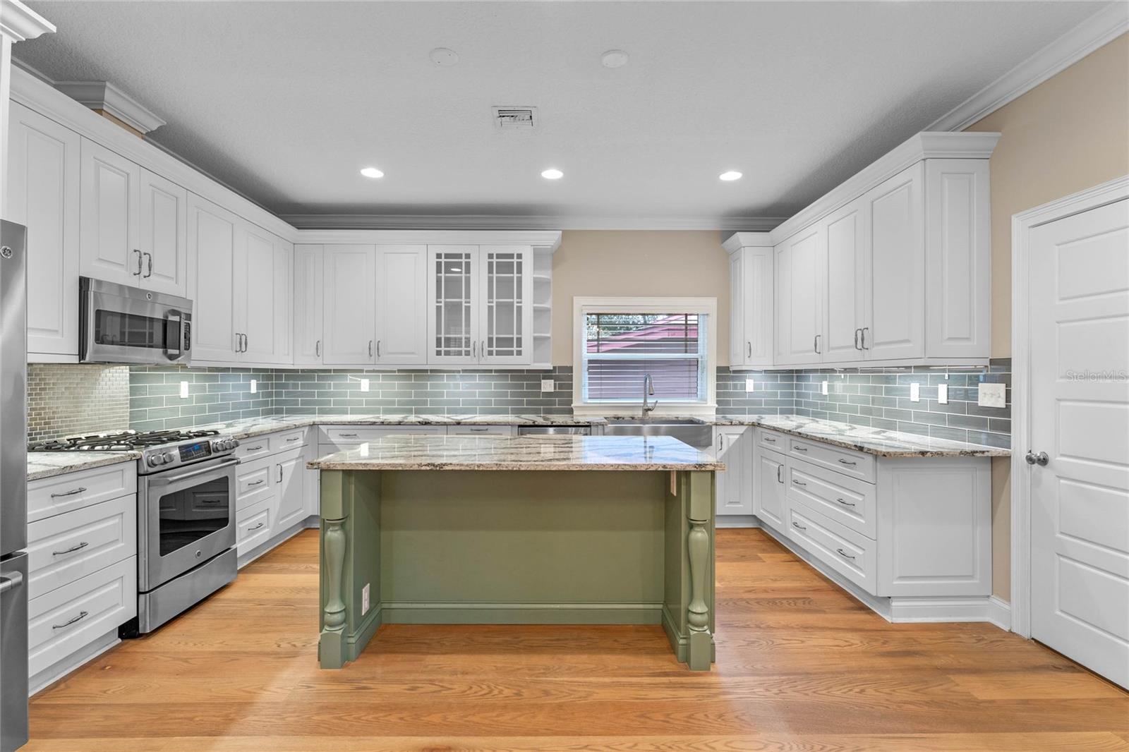 2120 VIVADA ST