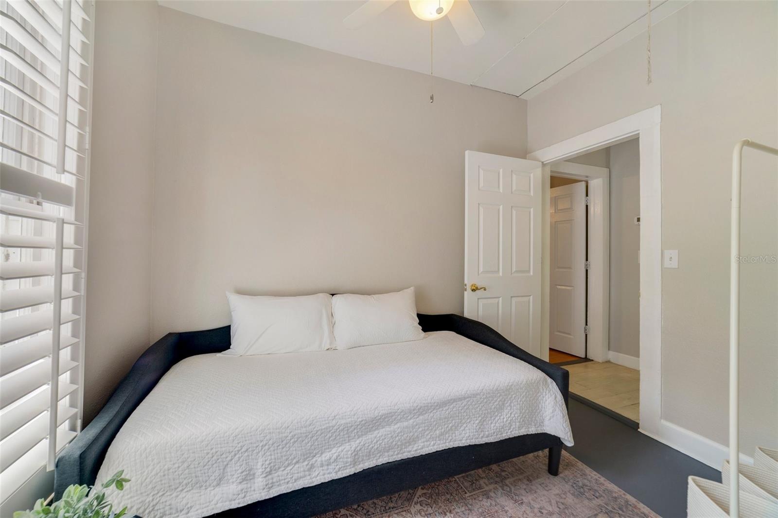 211 S ELM AVE
