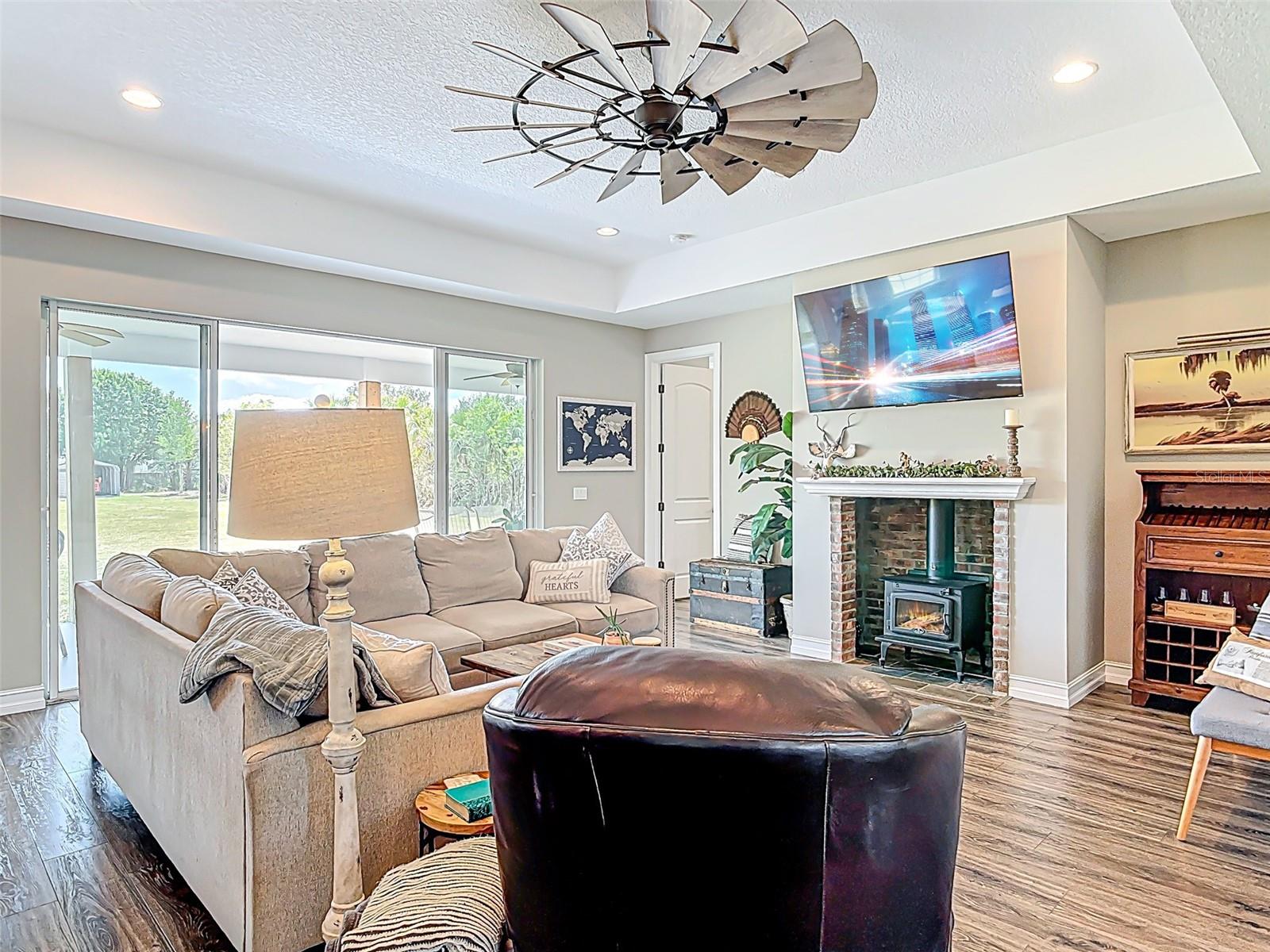 1271 THOROUGHBRED TRL