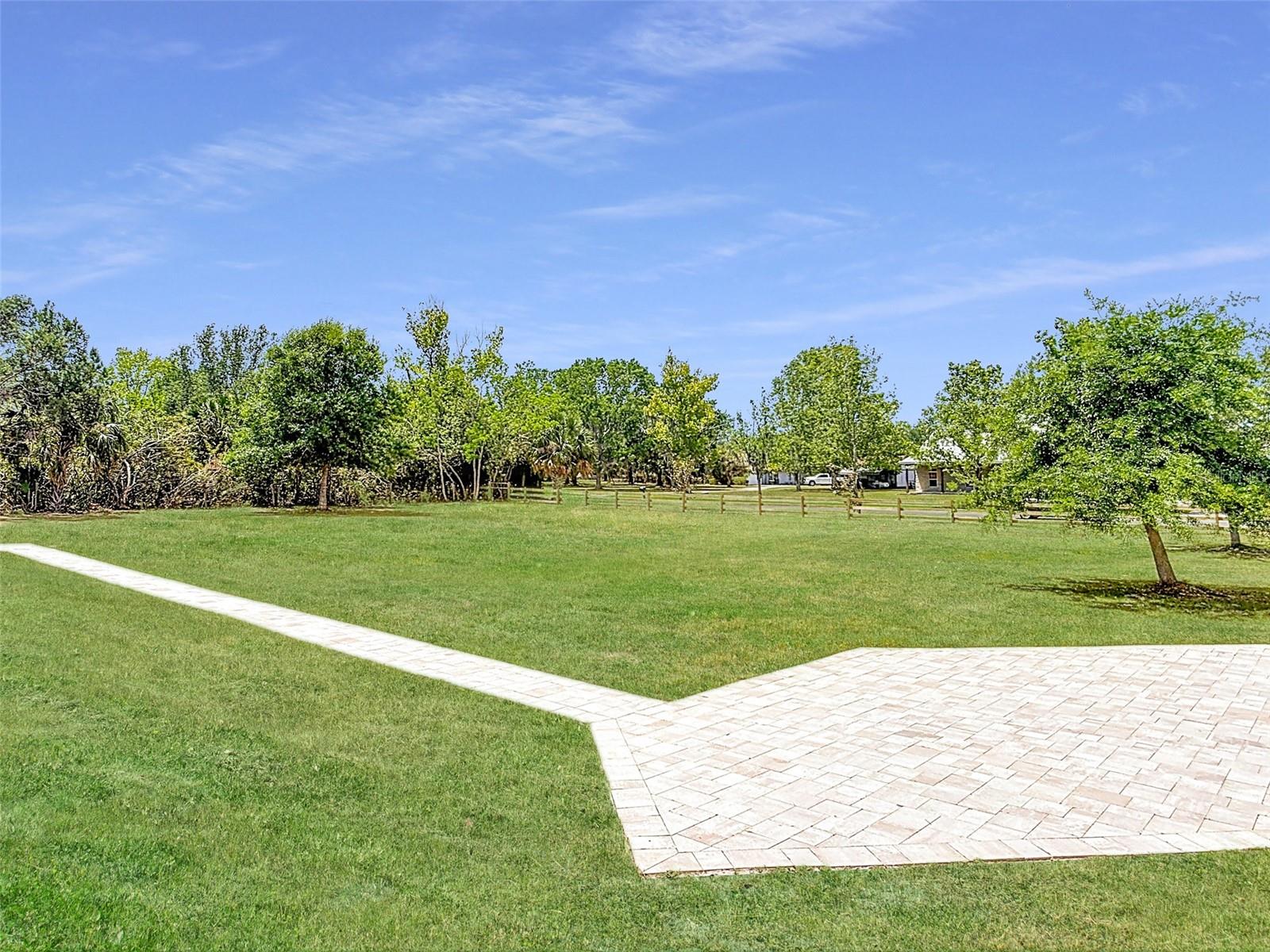 1271 THOROUGHBRED TRL