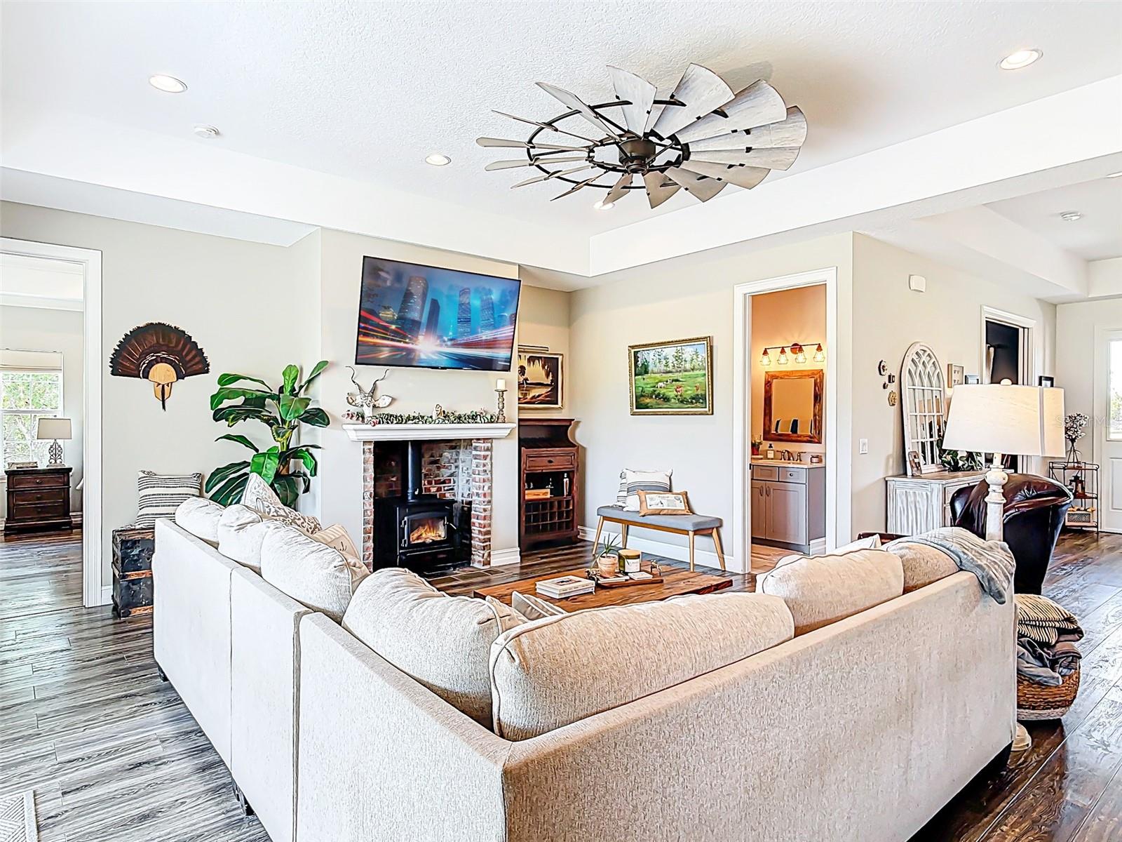 1271 THOROUGHBRED TRL