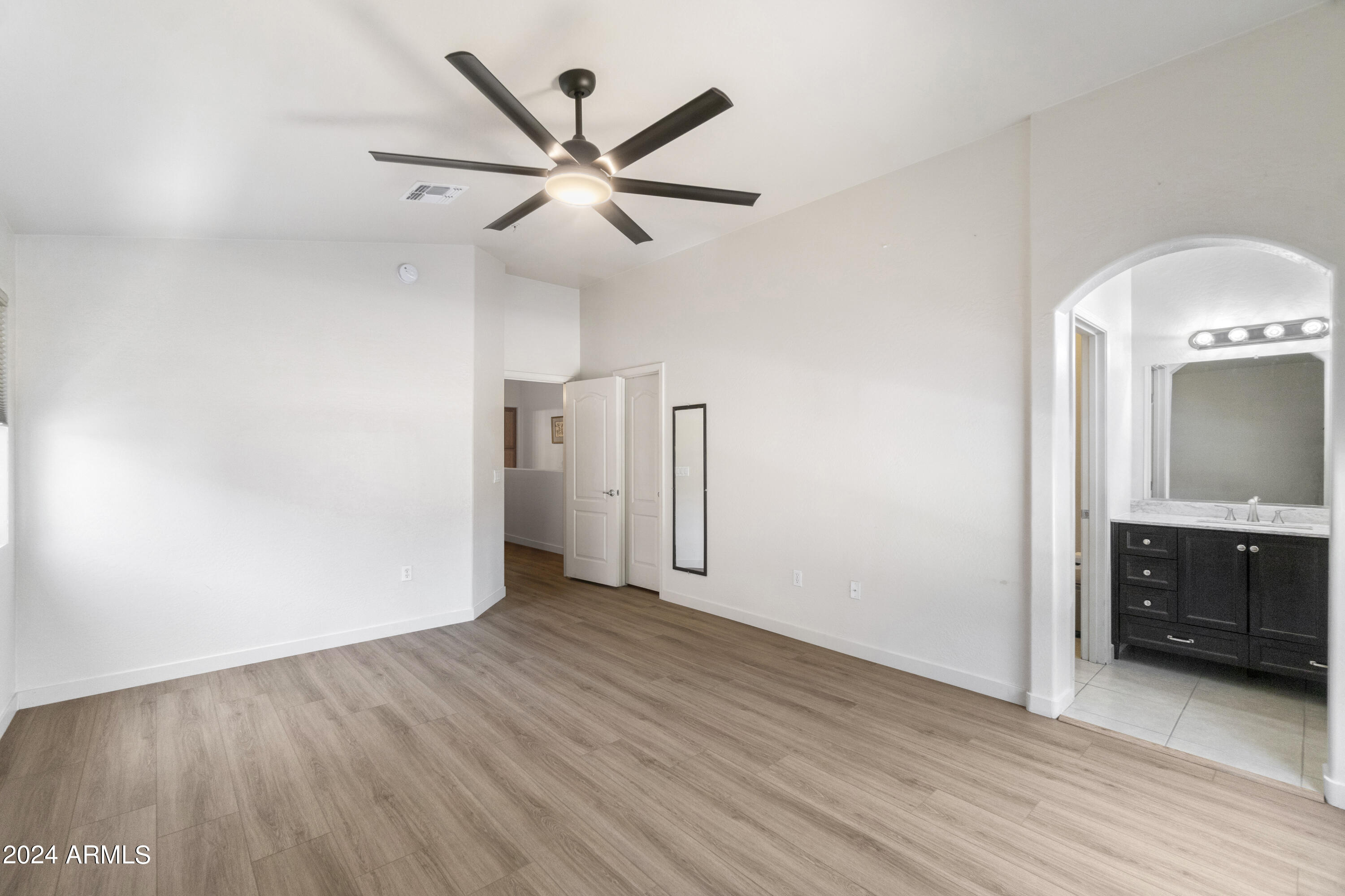 2150 E BELL Road, 1051