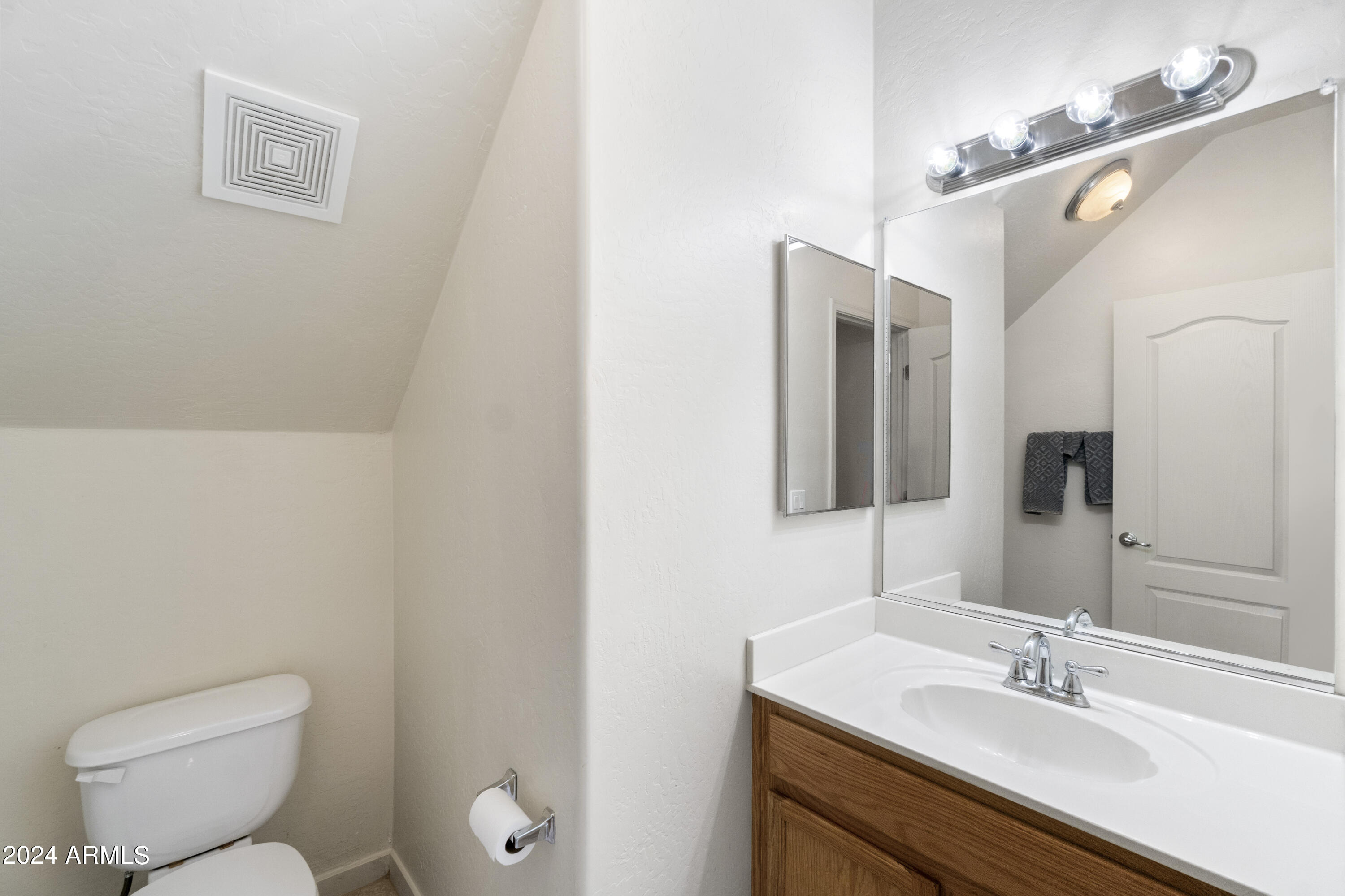 2150 E BELL Road, 1051