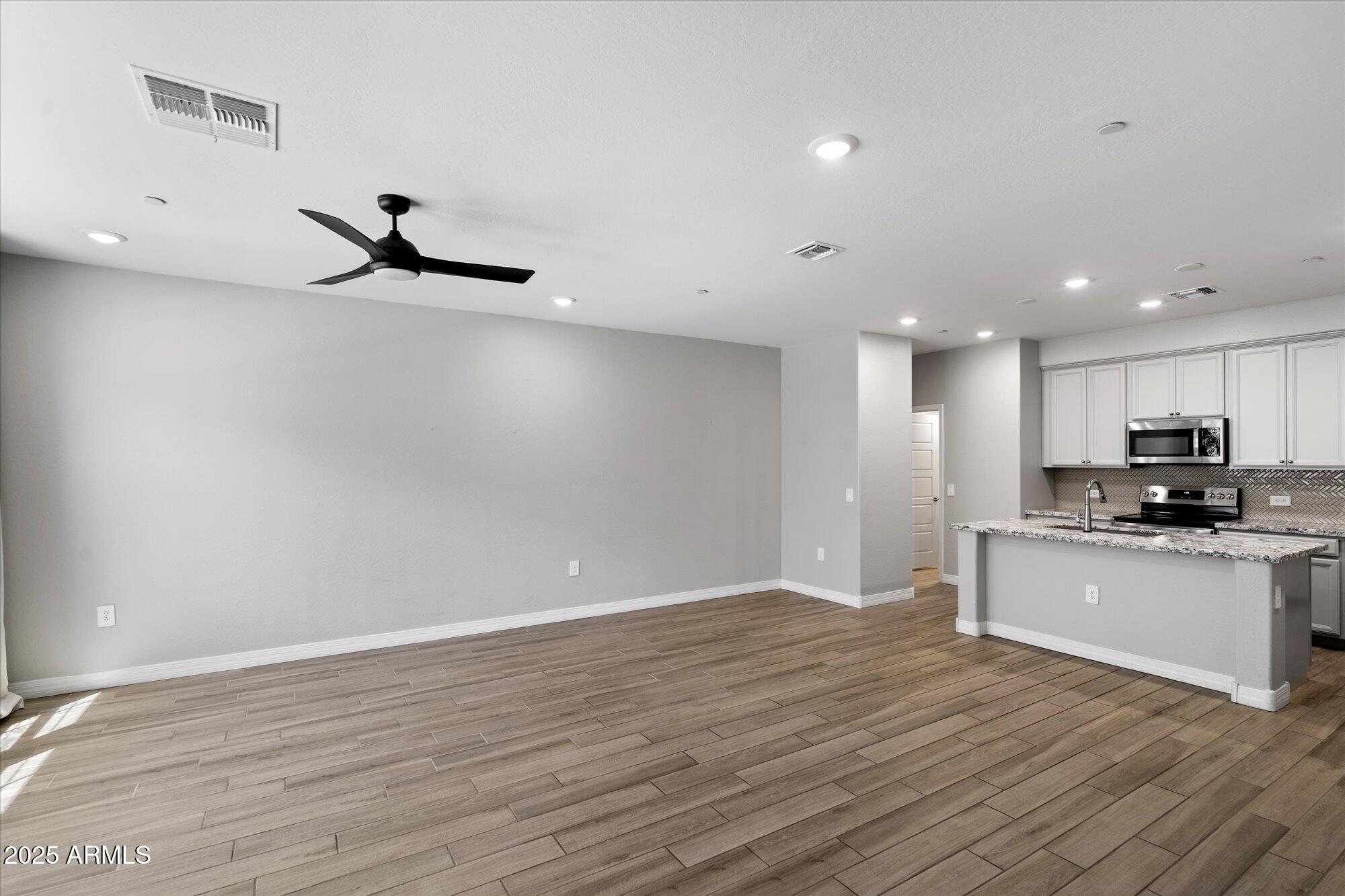 1823 E CHELSEA Lane, 106