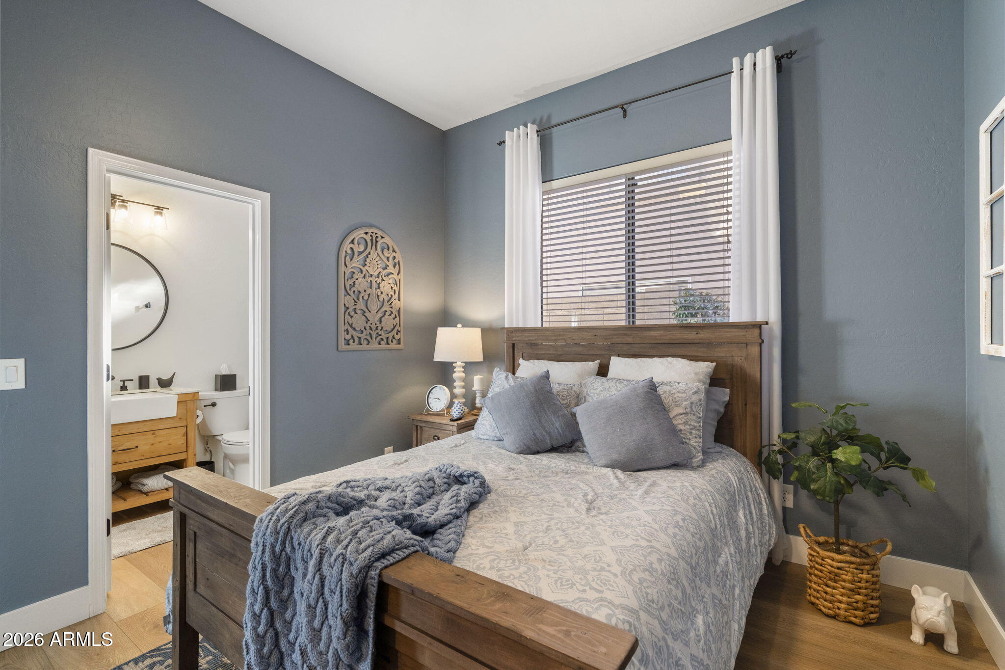 10460 E Meadowhill Drive