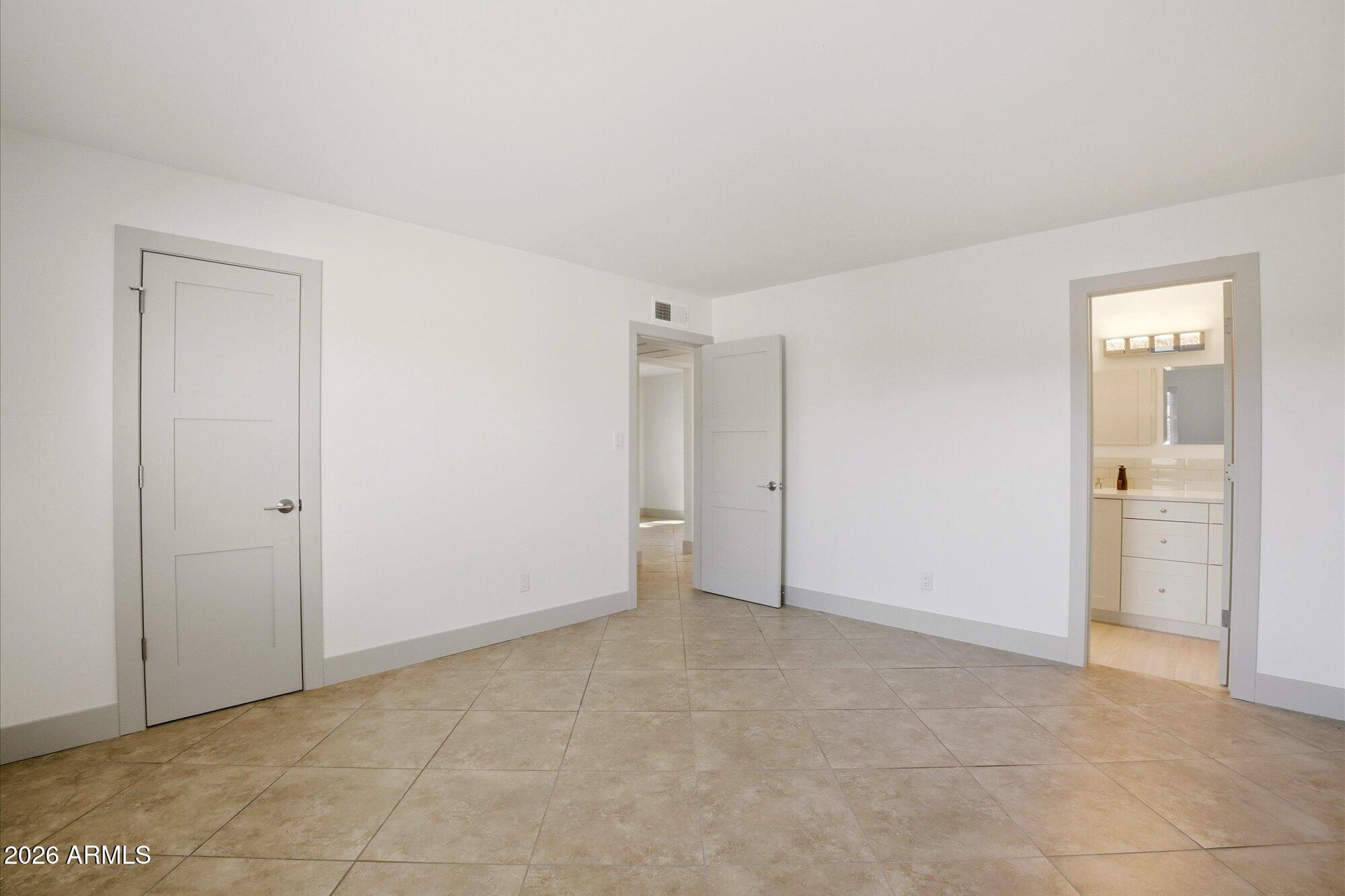 3131 W CLINTON Street