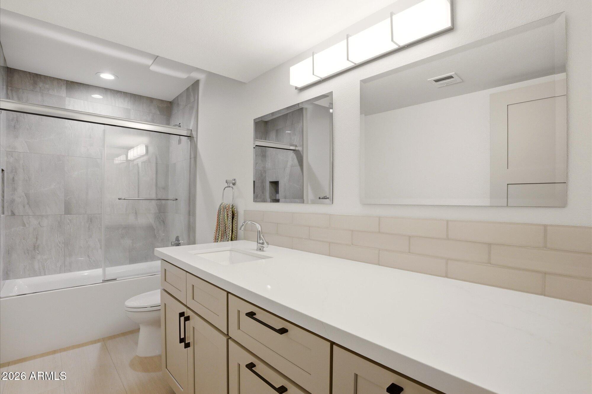 3131 W CLINTON Street