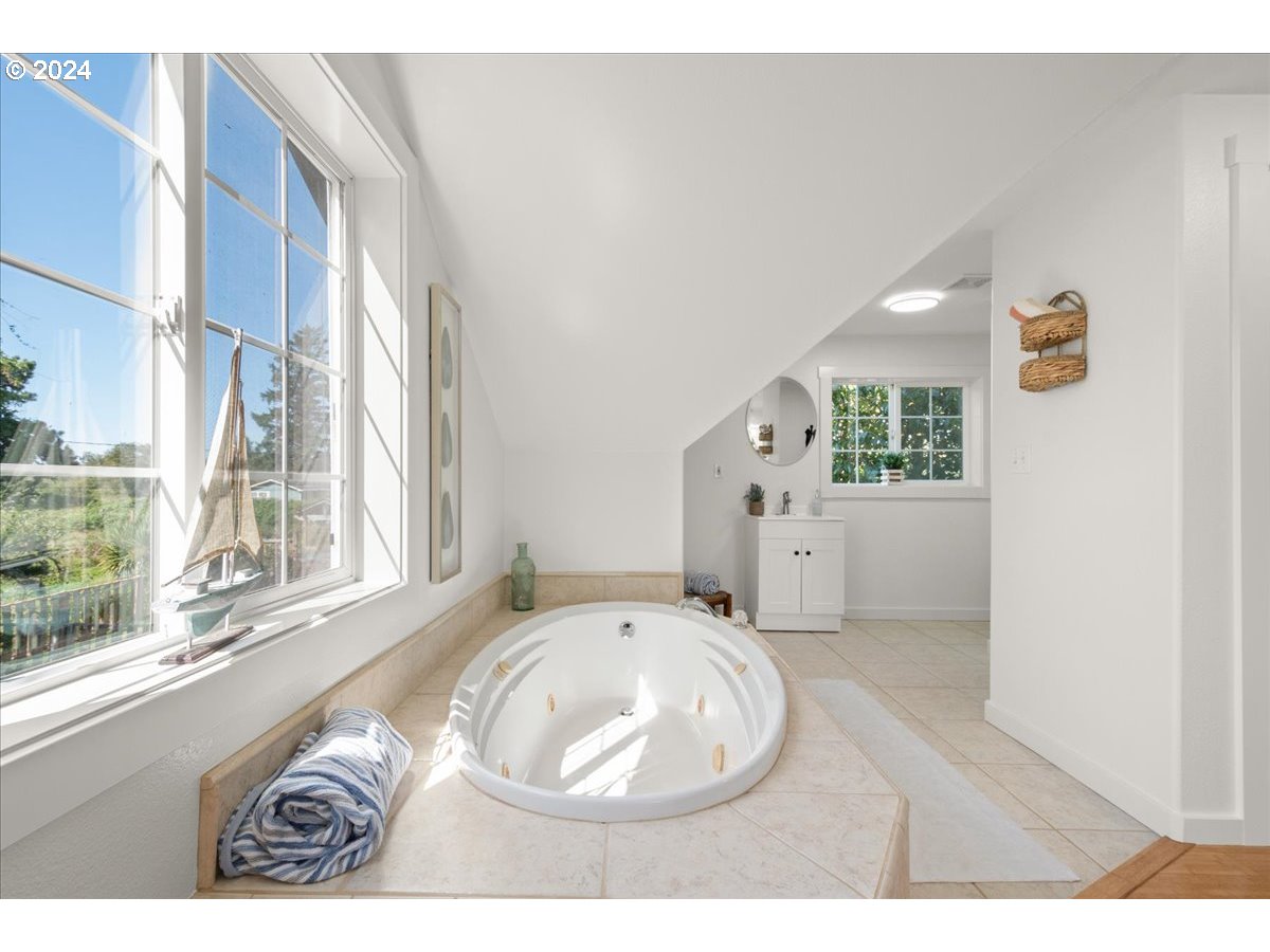 1109 NW WARRENTON DR