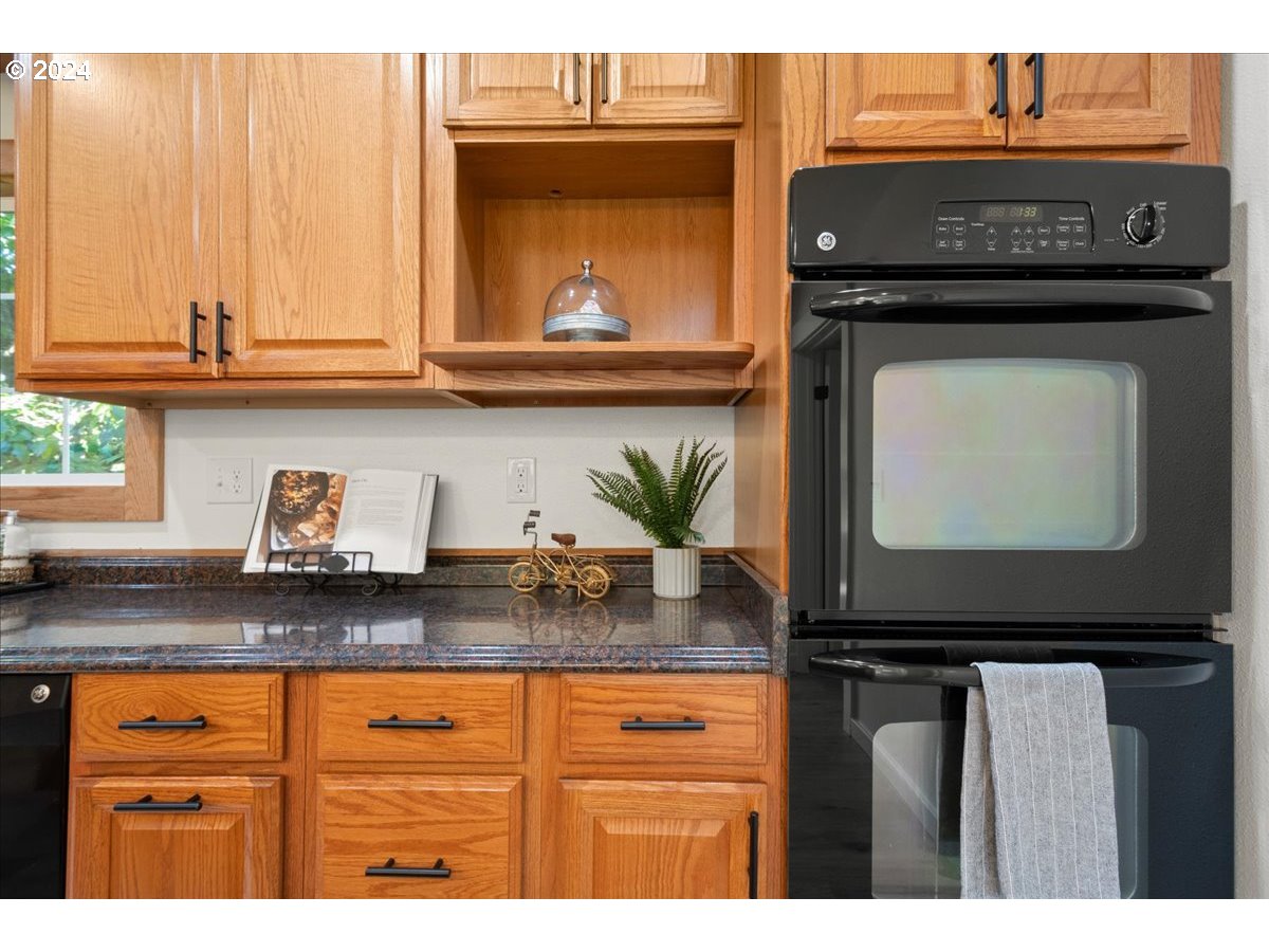 1109 NW WARRENTON DR