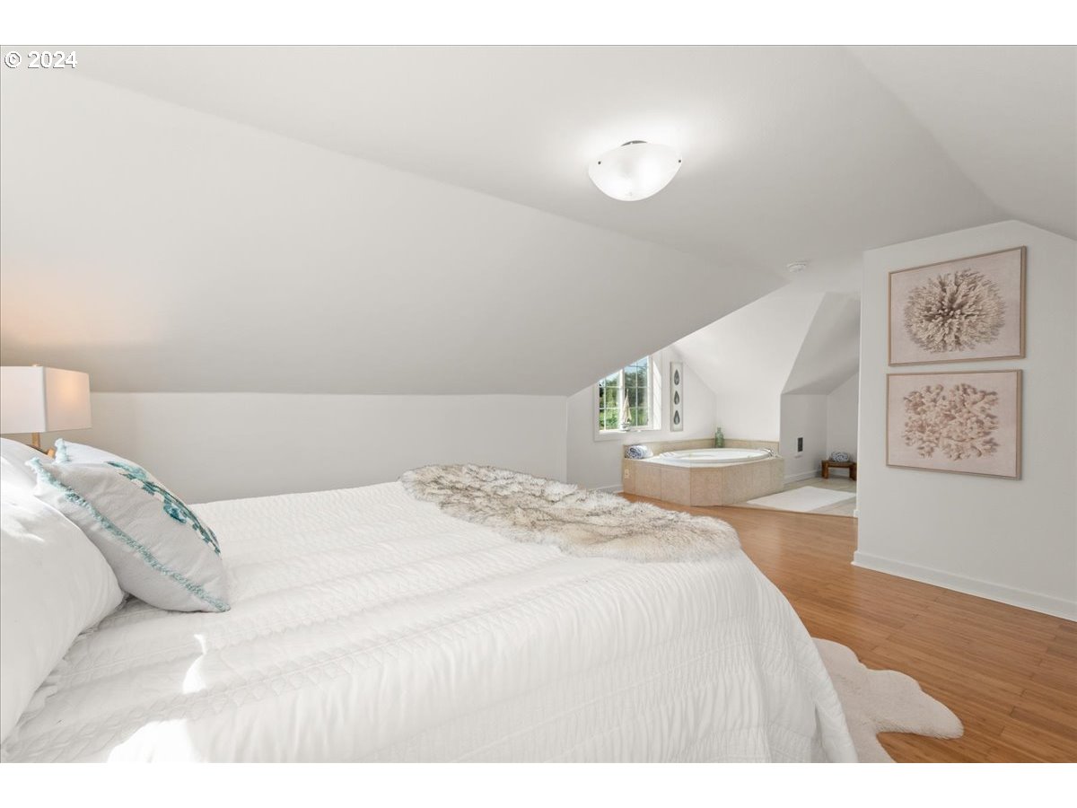 1109 NW WARRENTON DR