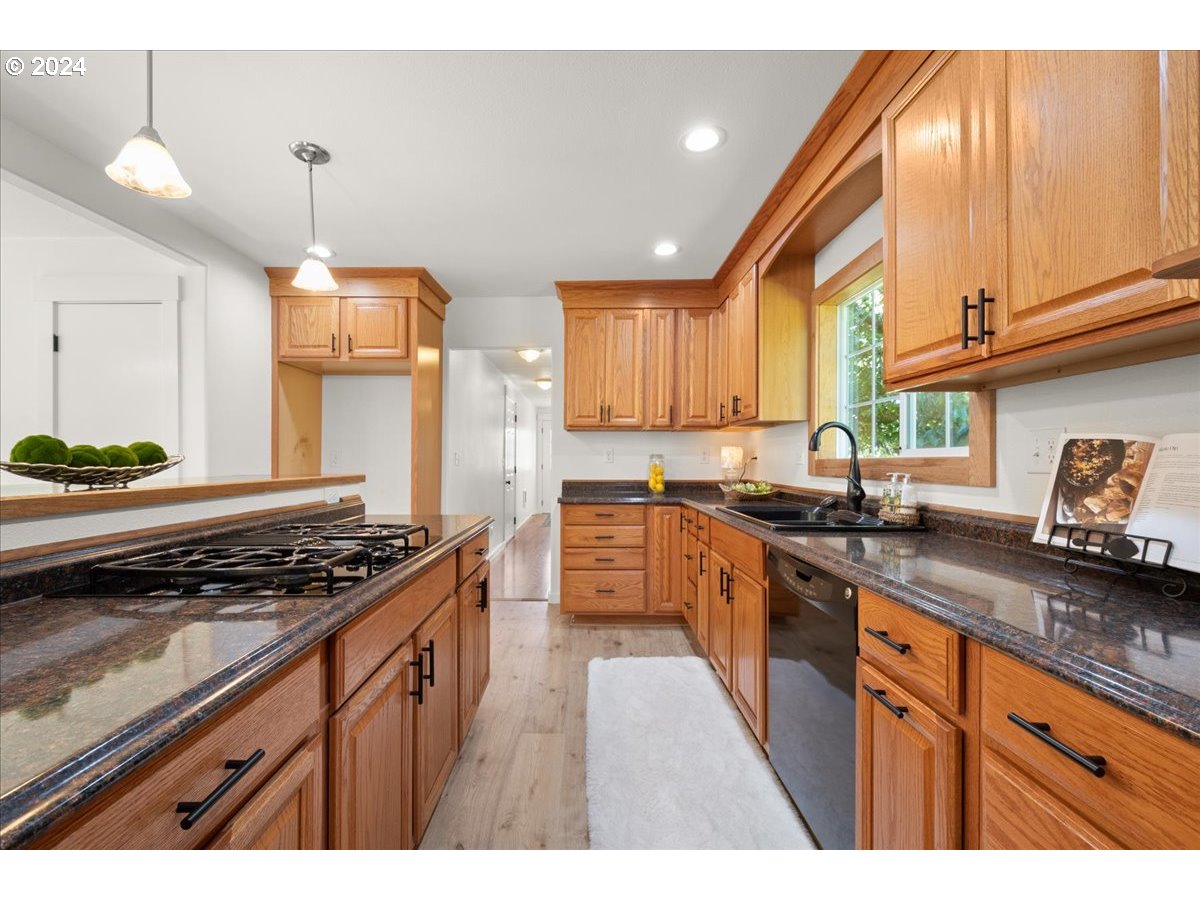 1109 NW WARRENTON DR