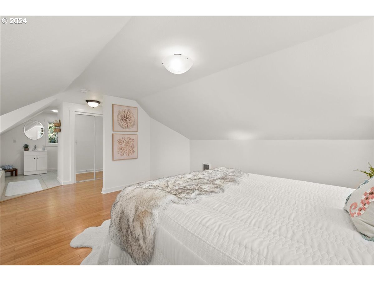 1109 NW WARRENTON DR