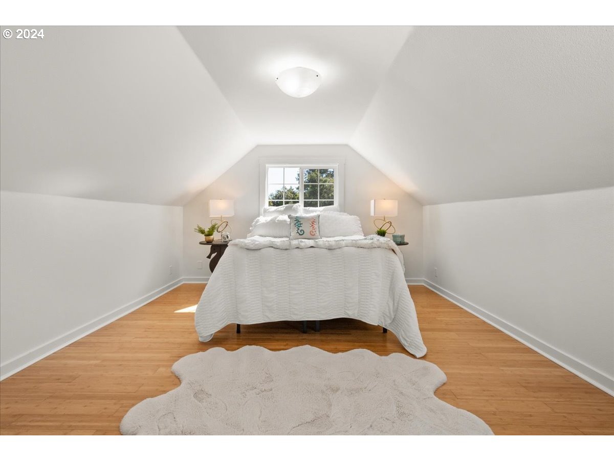 1109 NW WARRENTON DR