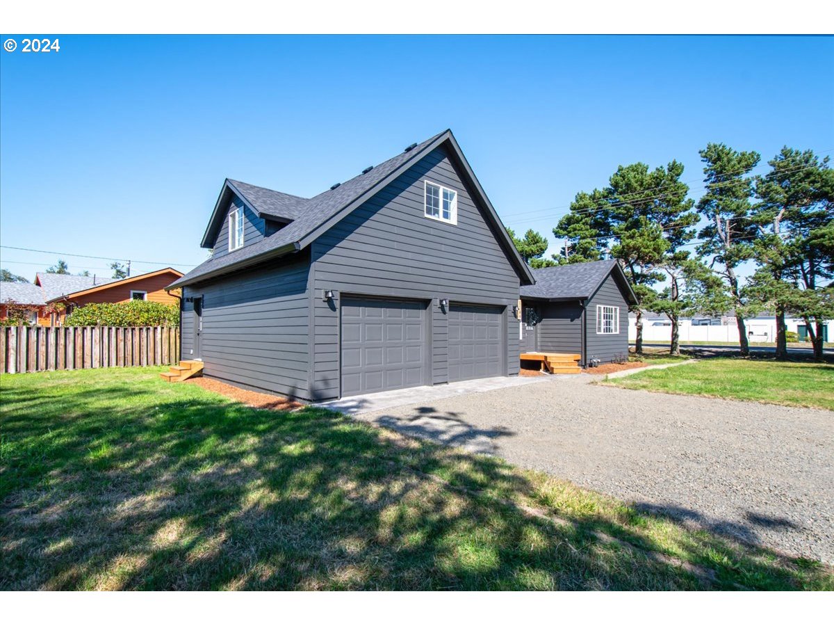 1109 NW WARRENTON DR