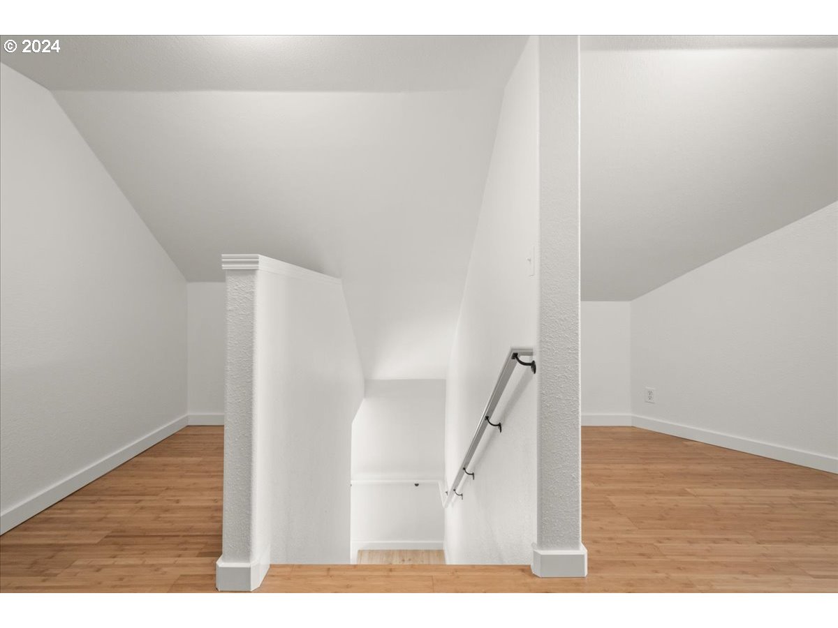 1109 NW WARRENTON DR