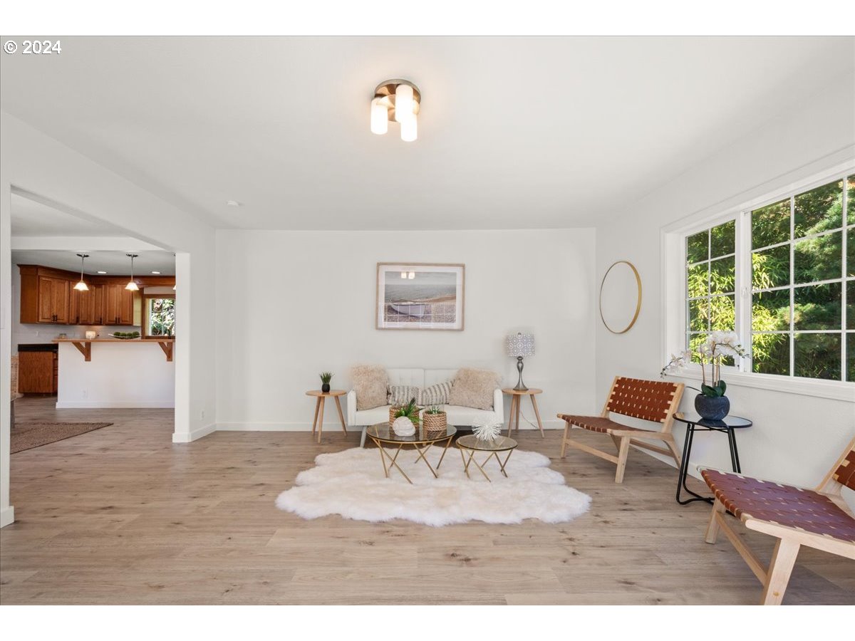 1109 NW WARRENTON DR