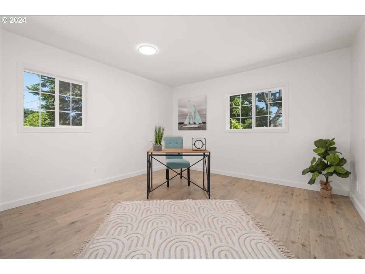 1109 NW WARRENTON DR