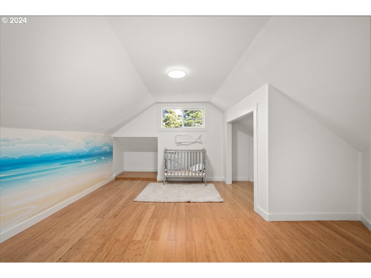 1109 NW WARRENTON DR