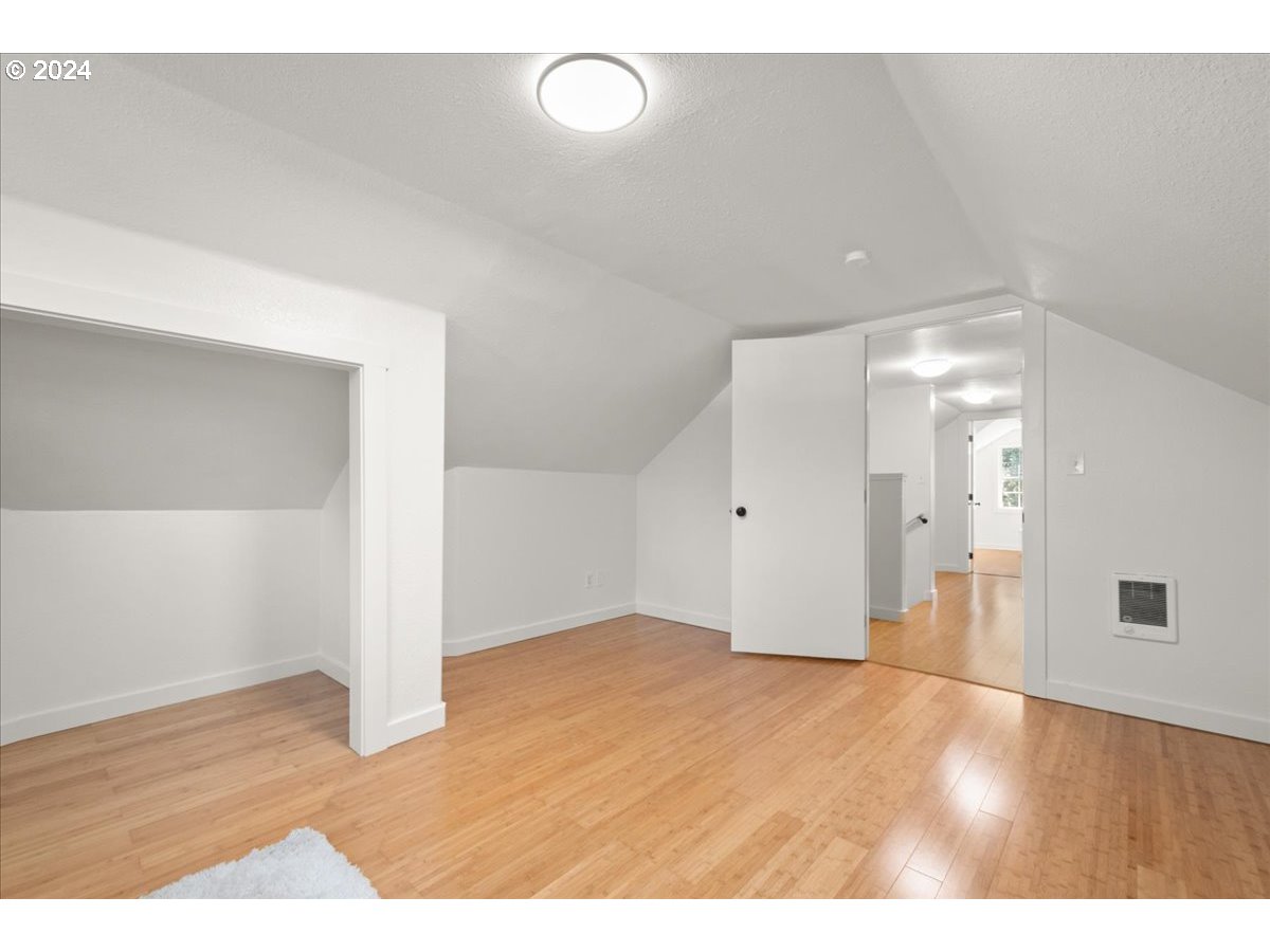 1109 NW WARRENTON DR