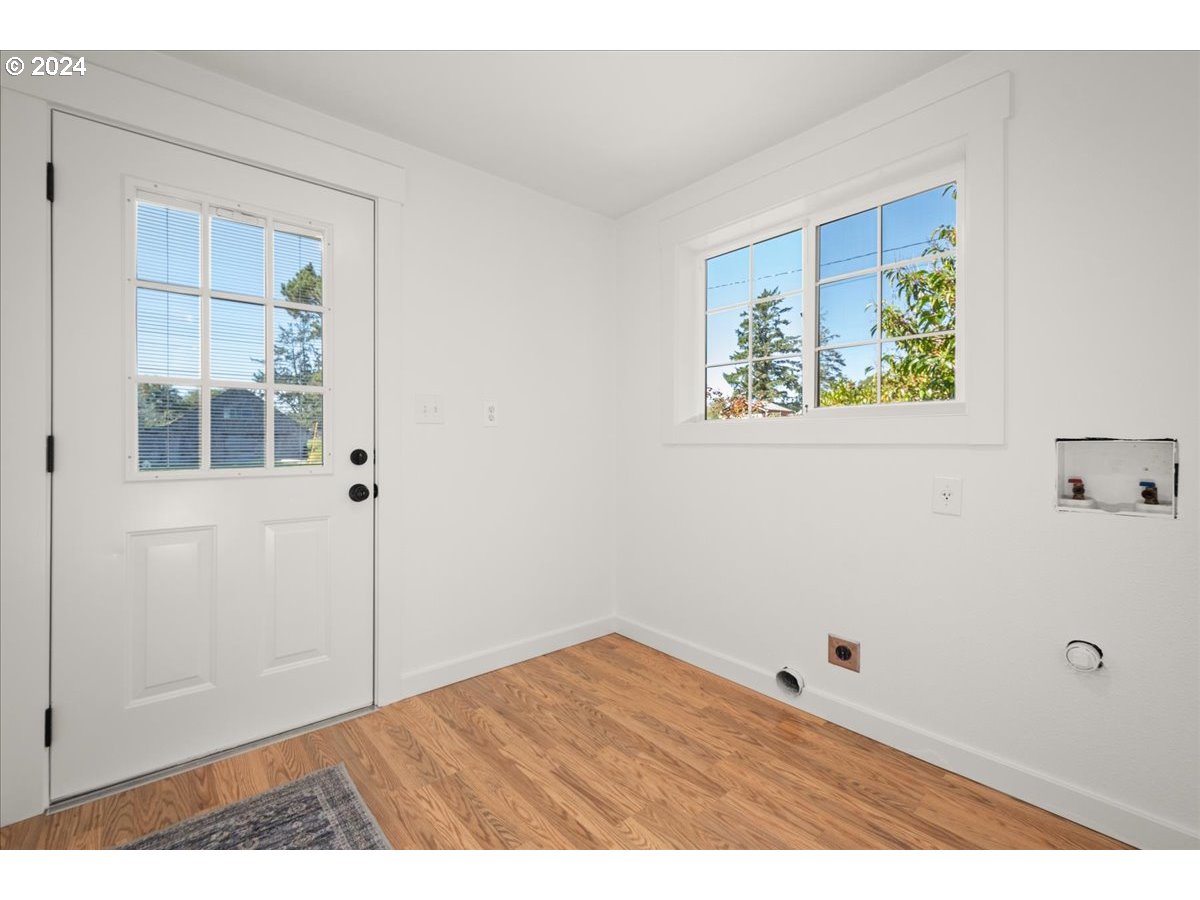 1109 NW WARRENTON DR