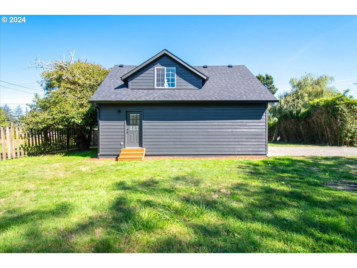 1109 NW WARRENTON DR