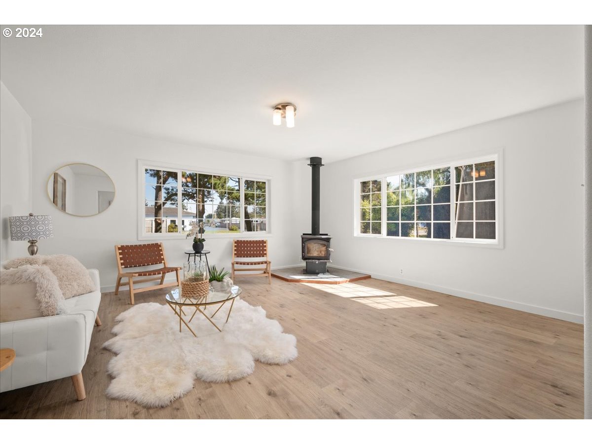 1109 NW WARRENTON DR