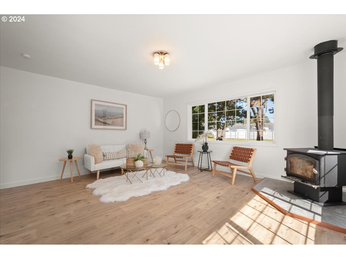 1109 NW WARRENTON DR