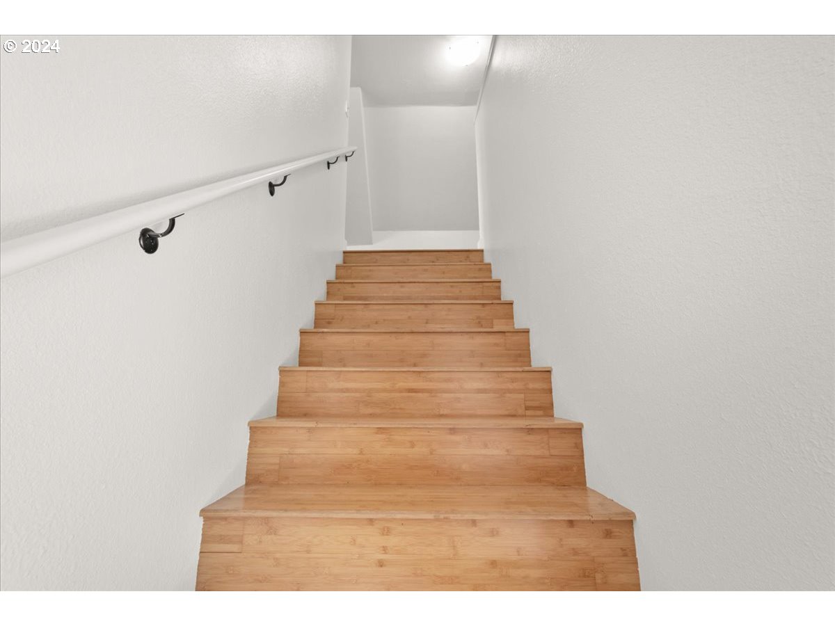 1109 NW WARRENTON DR