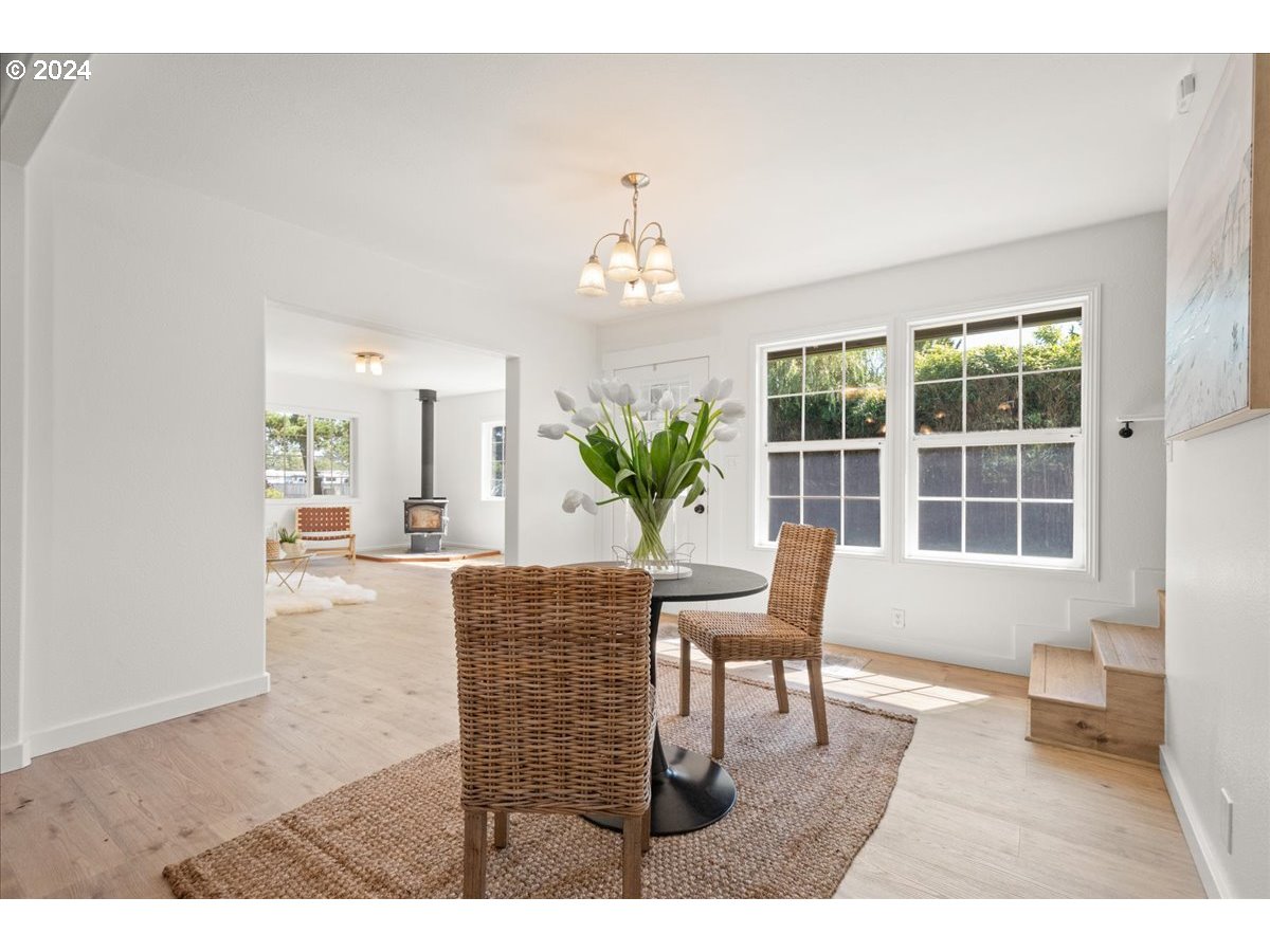 1109 NW WARRENTON DR