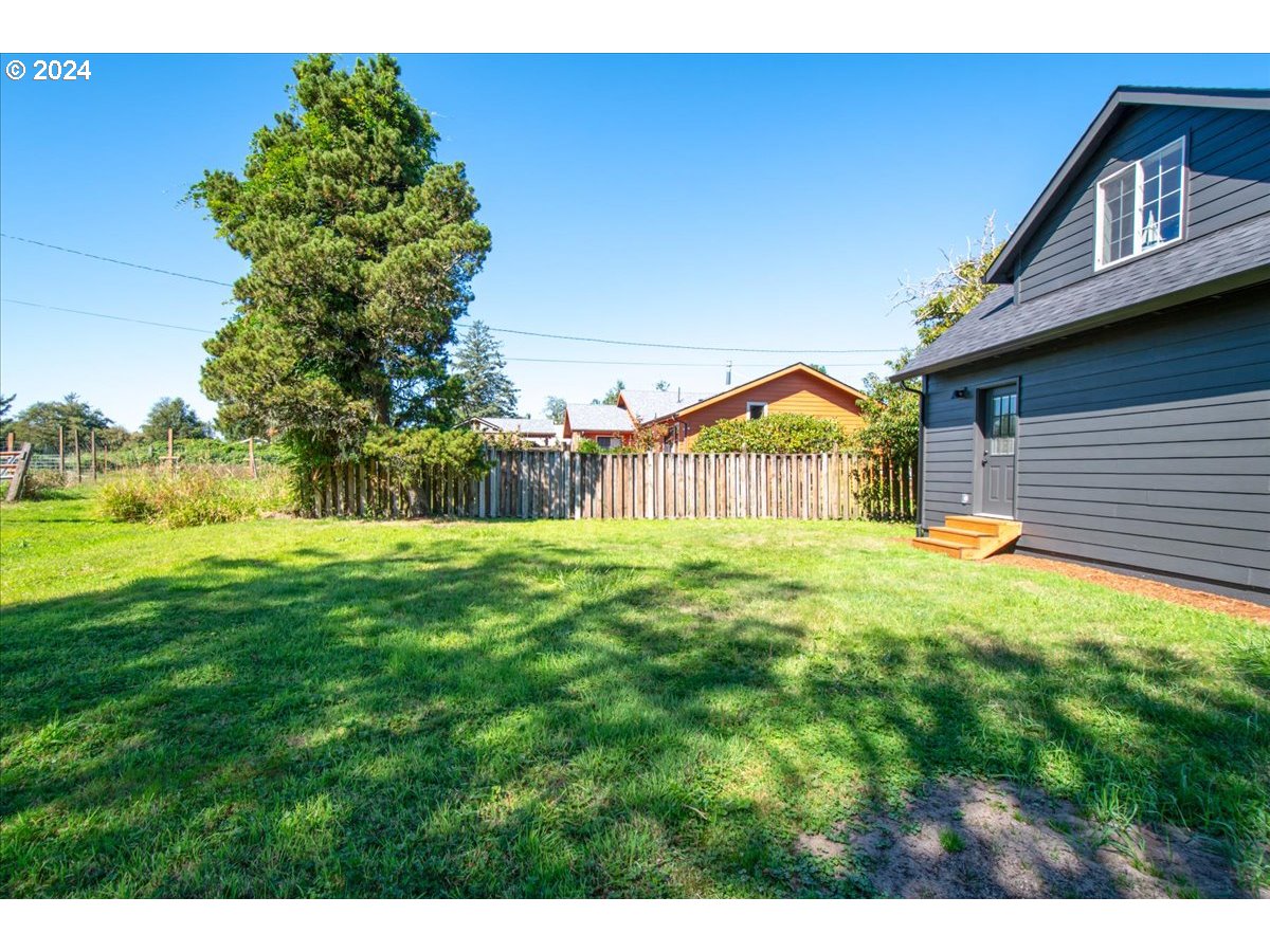 1109 NW WARRENTON DR