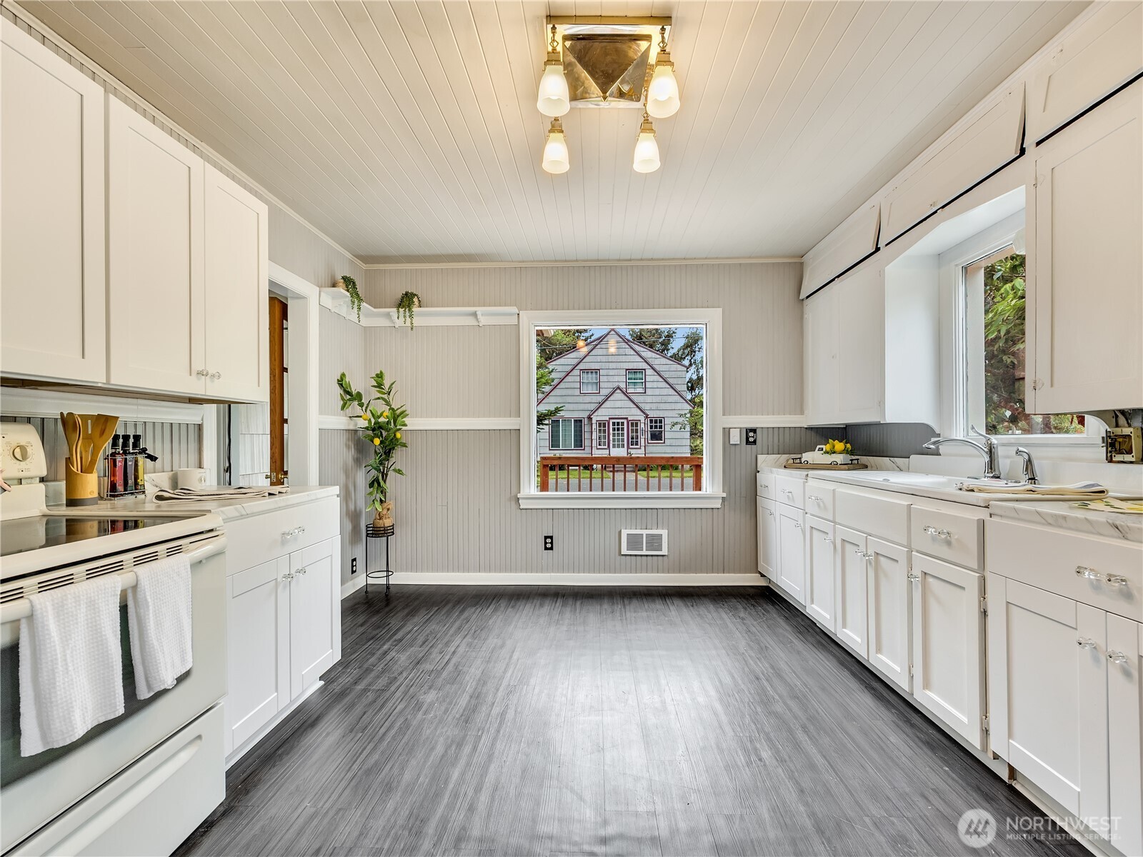 6112 V Place