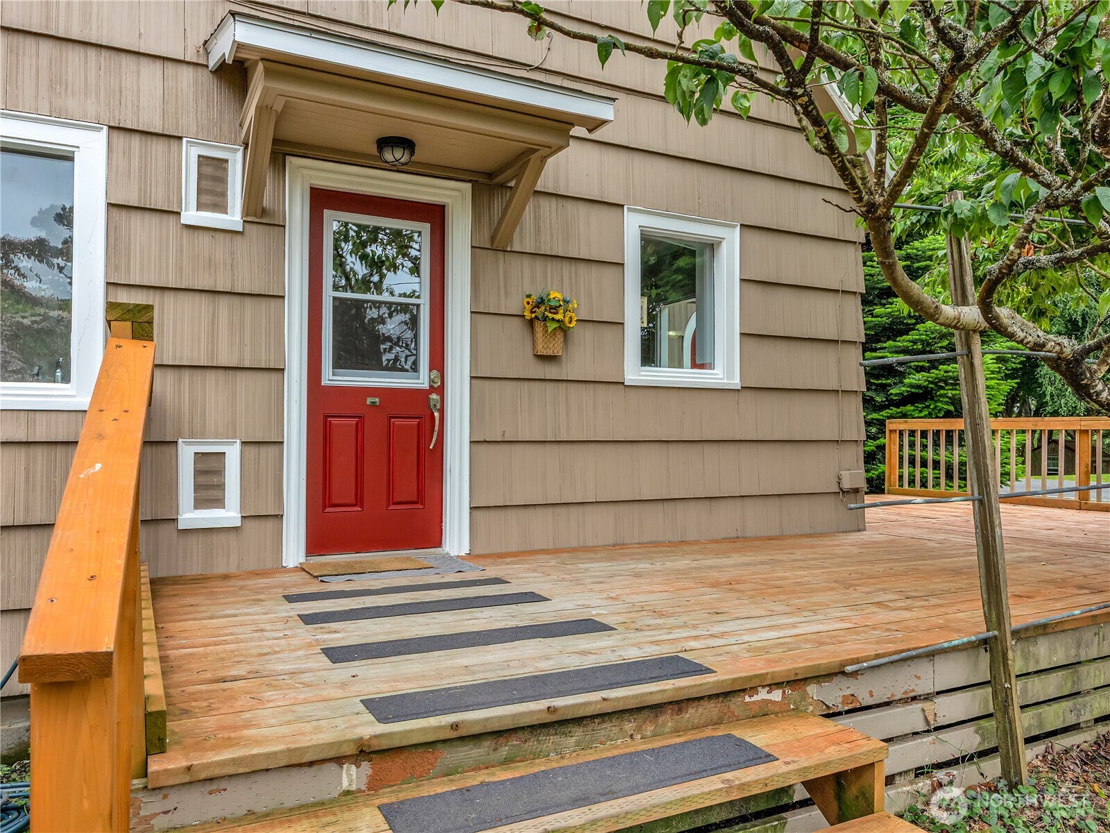 6112 V Place