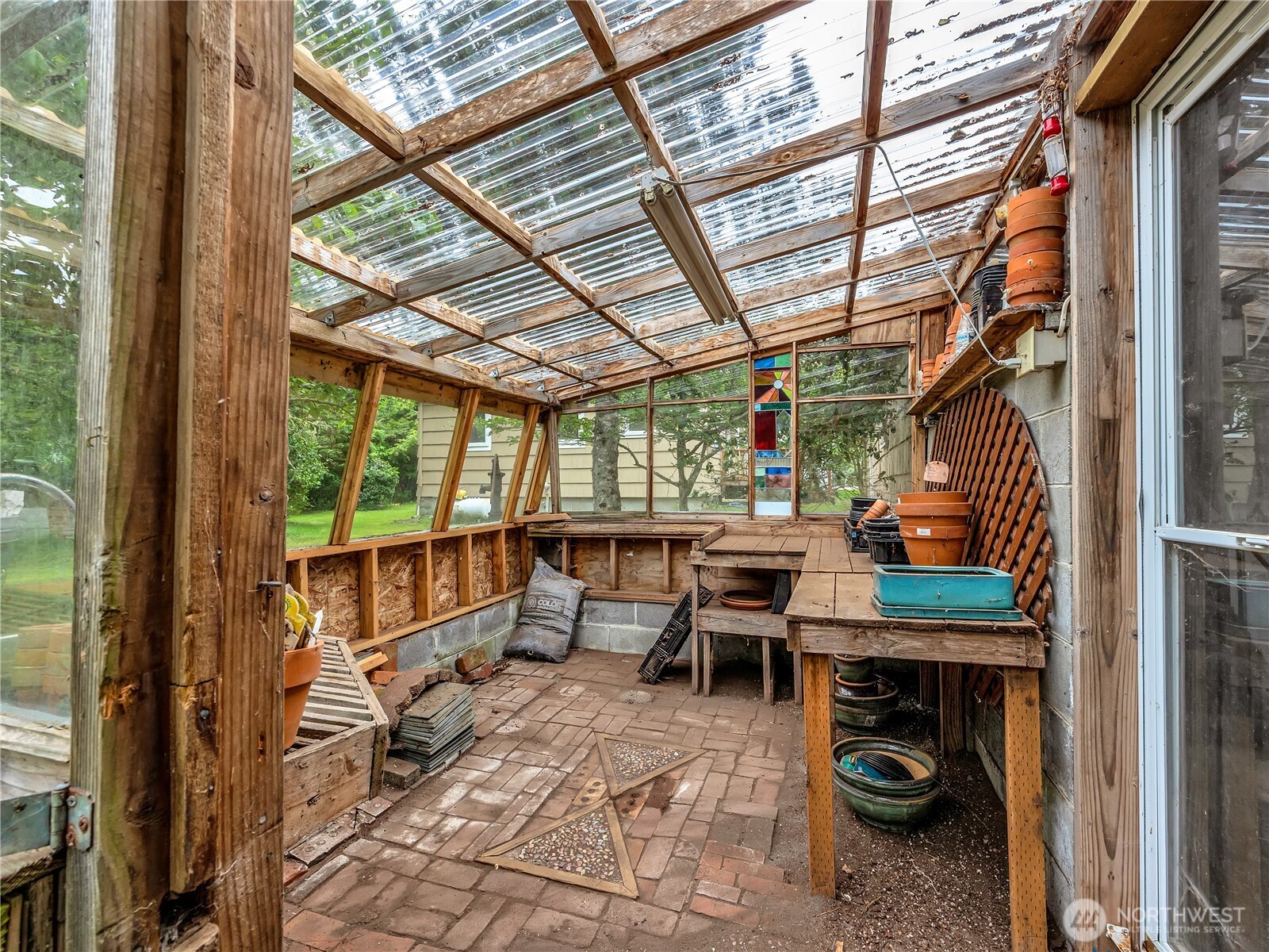 6112 V Place
