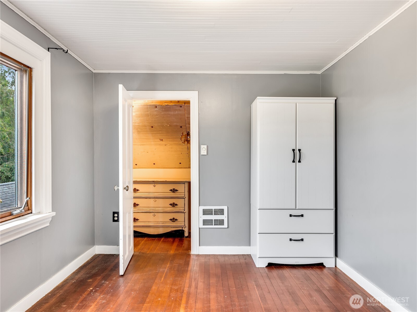 6112 V Place