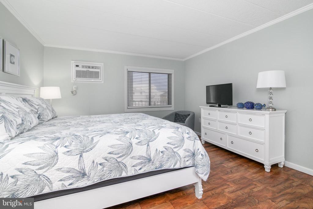 6 42nd St #203