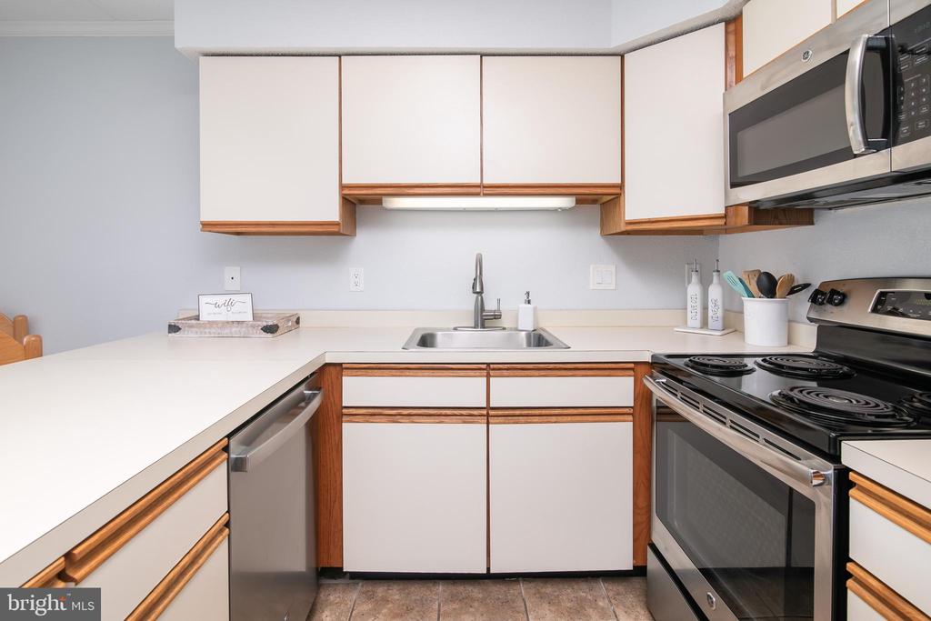 6 42nd St #203