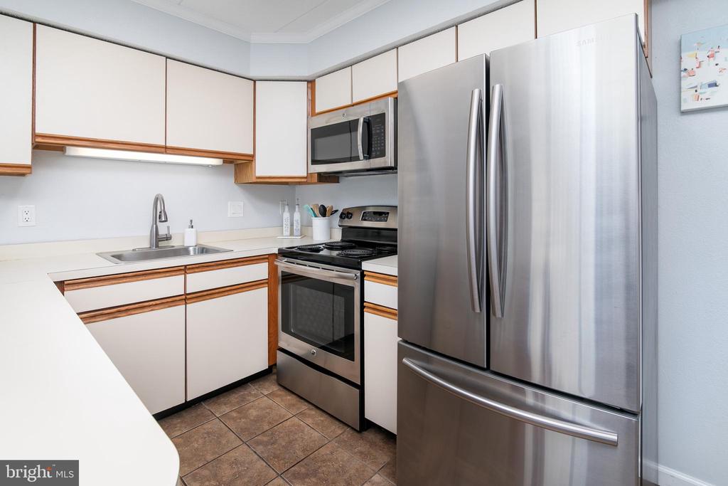 6 42nd St #203