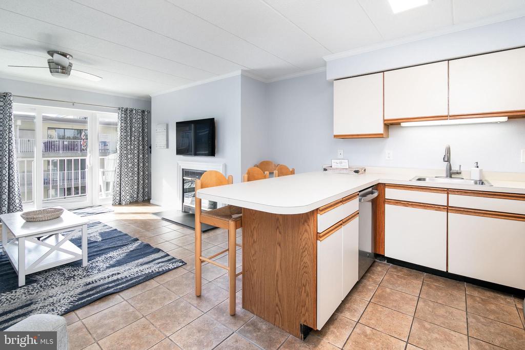 6 42nd St #203