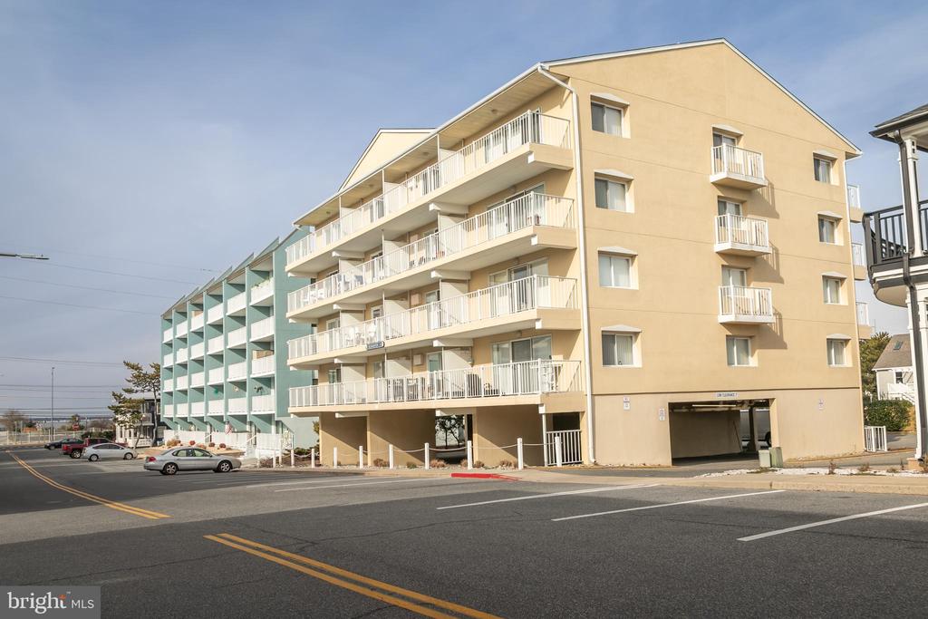 6 42nd St #203