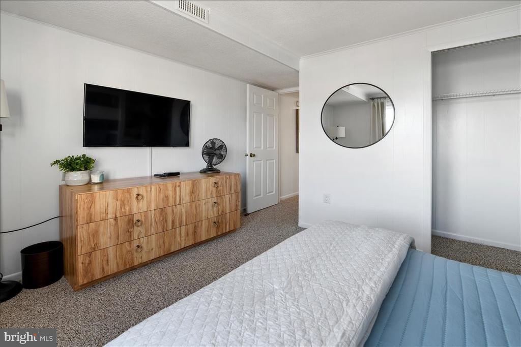 12102 ASSAWOMAN DRIVE 207B SEA LOFT