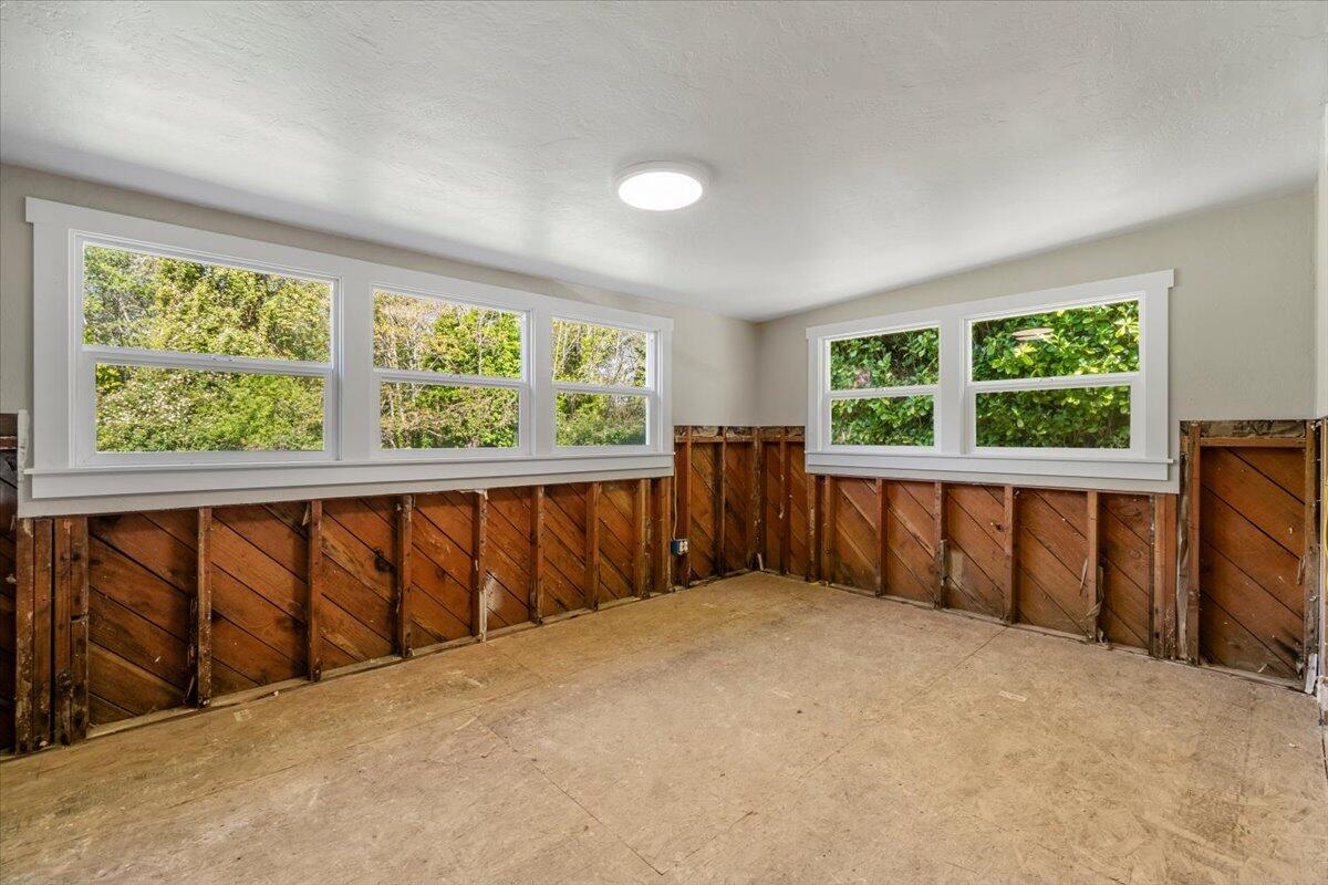 1960 Freshwater Road