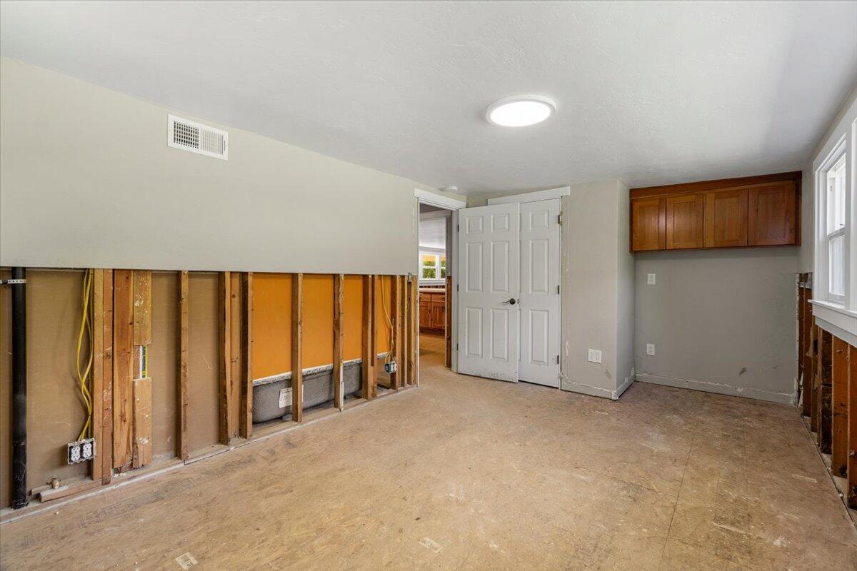 1960 Freshwater Road