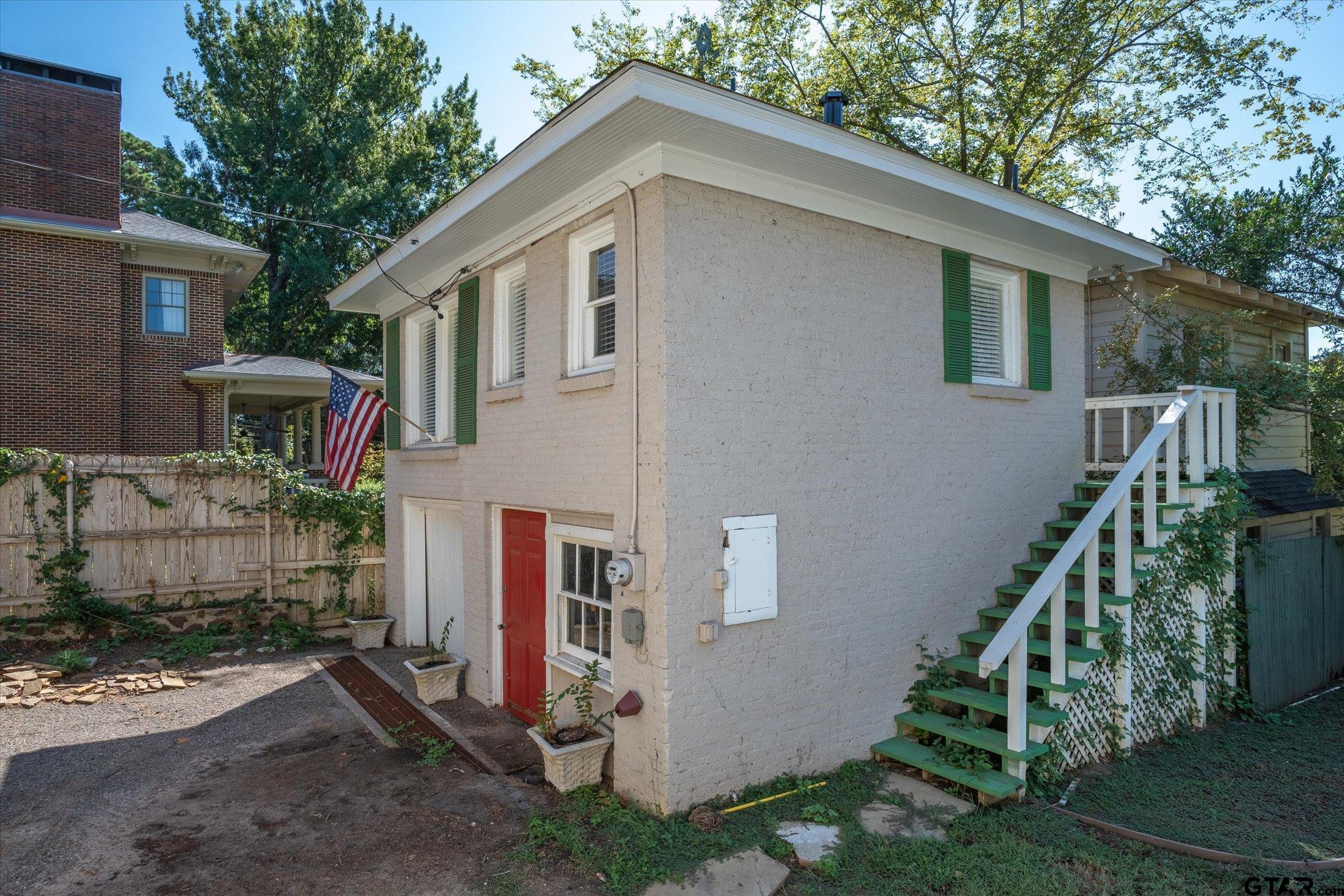 310 W Dobbs St