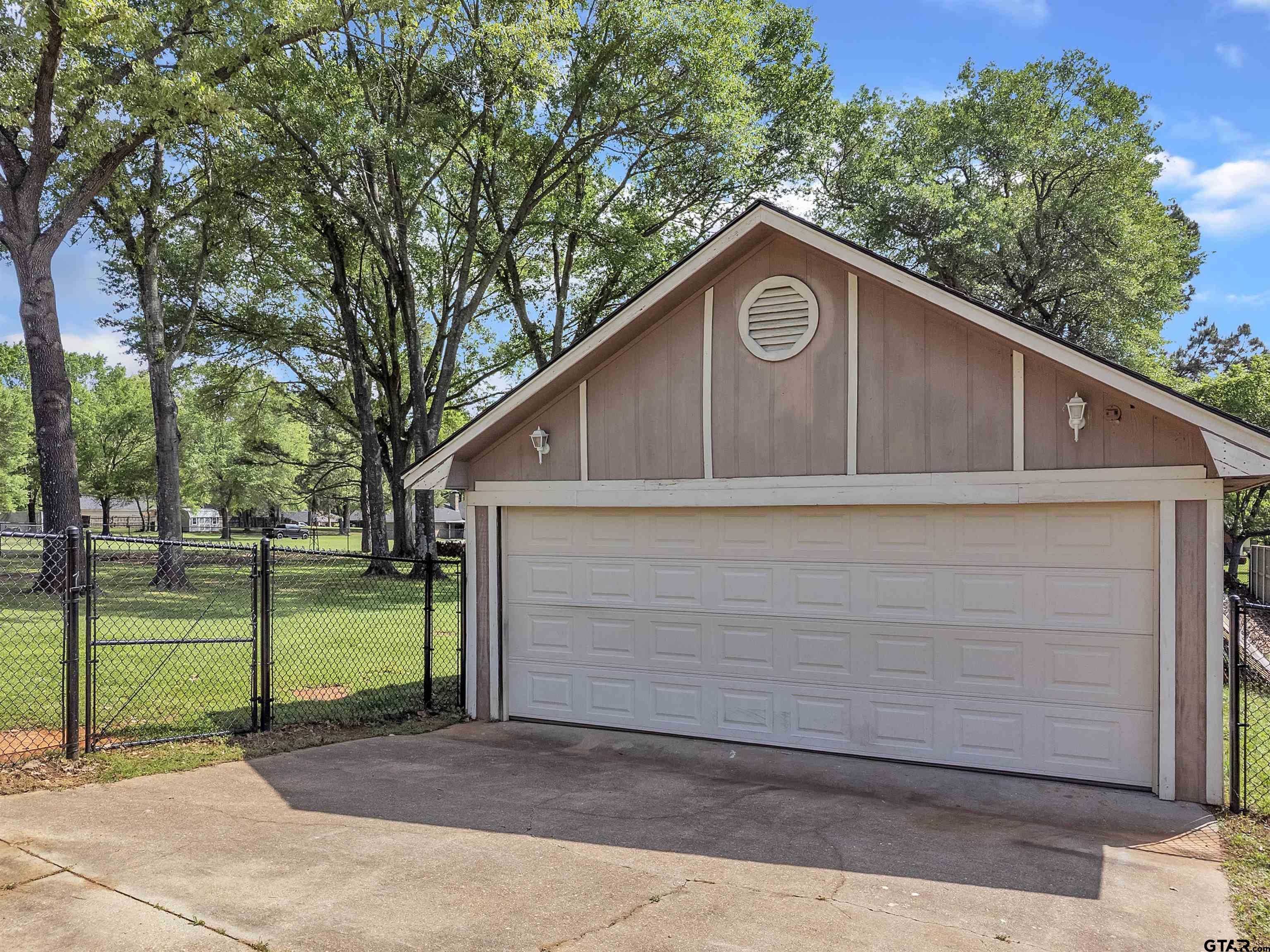 105 Lindsey Brook LN