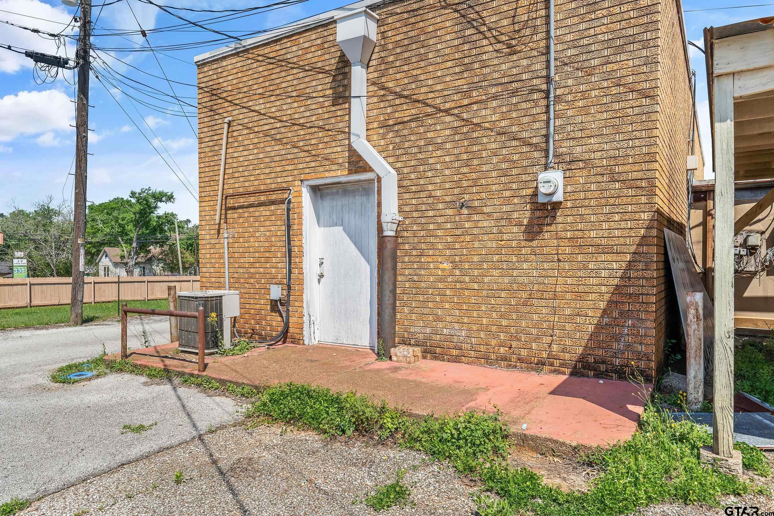 129 W 6th St