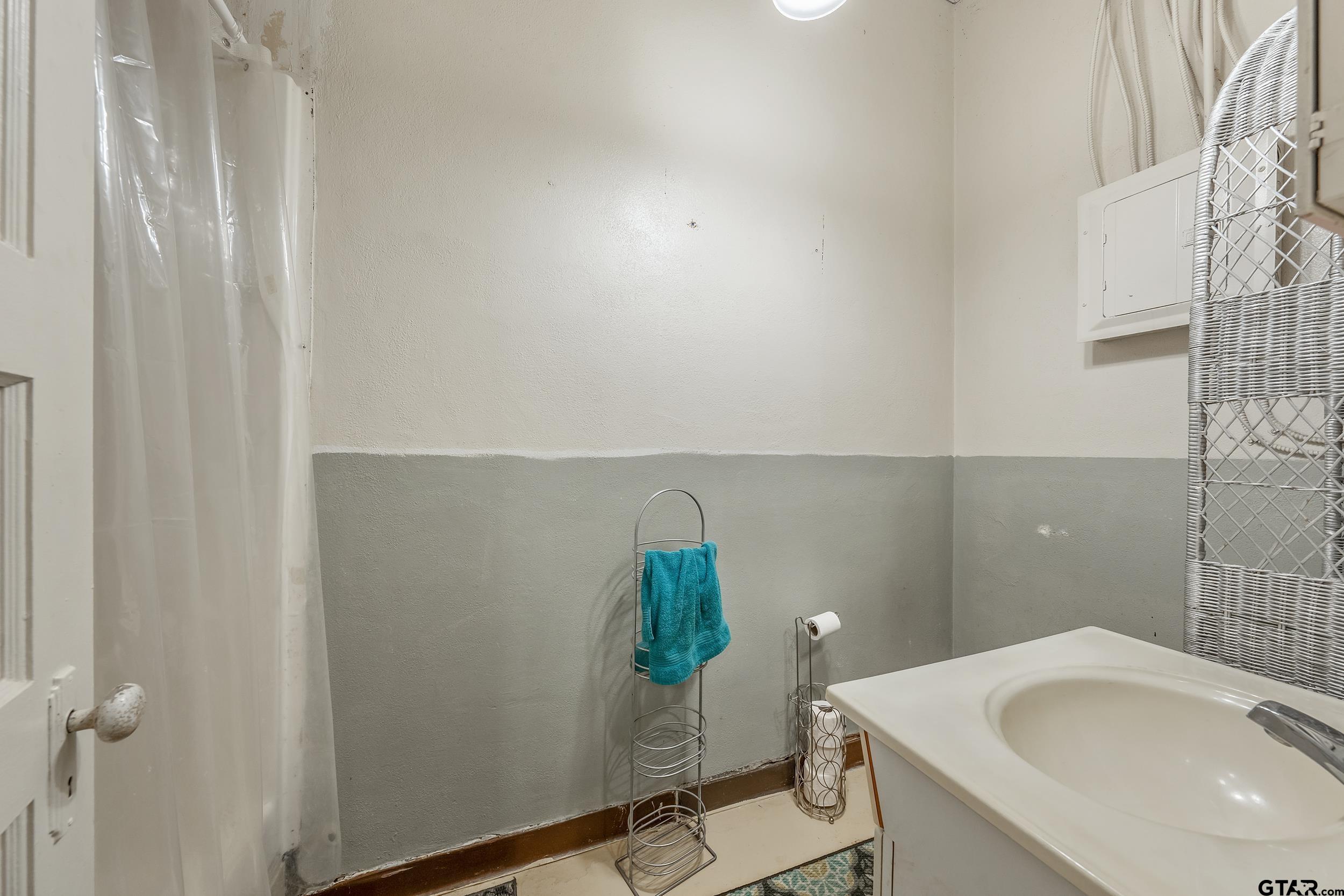 129 W 6th St