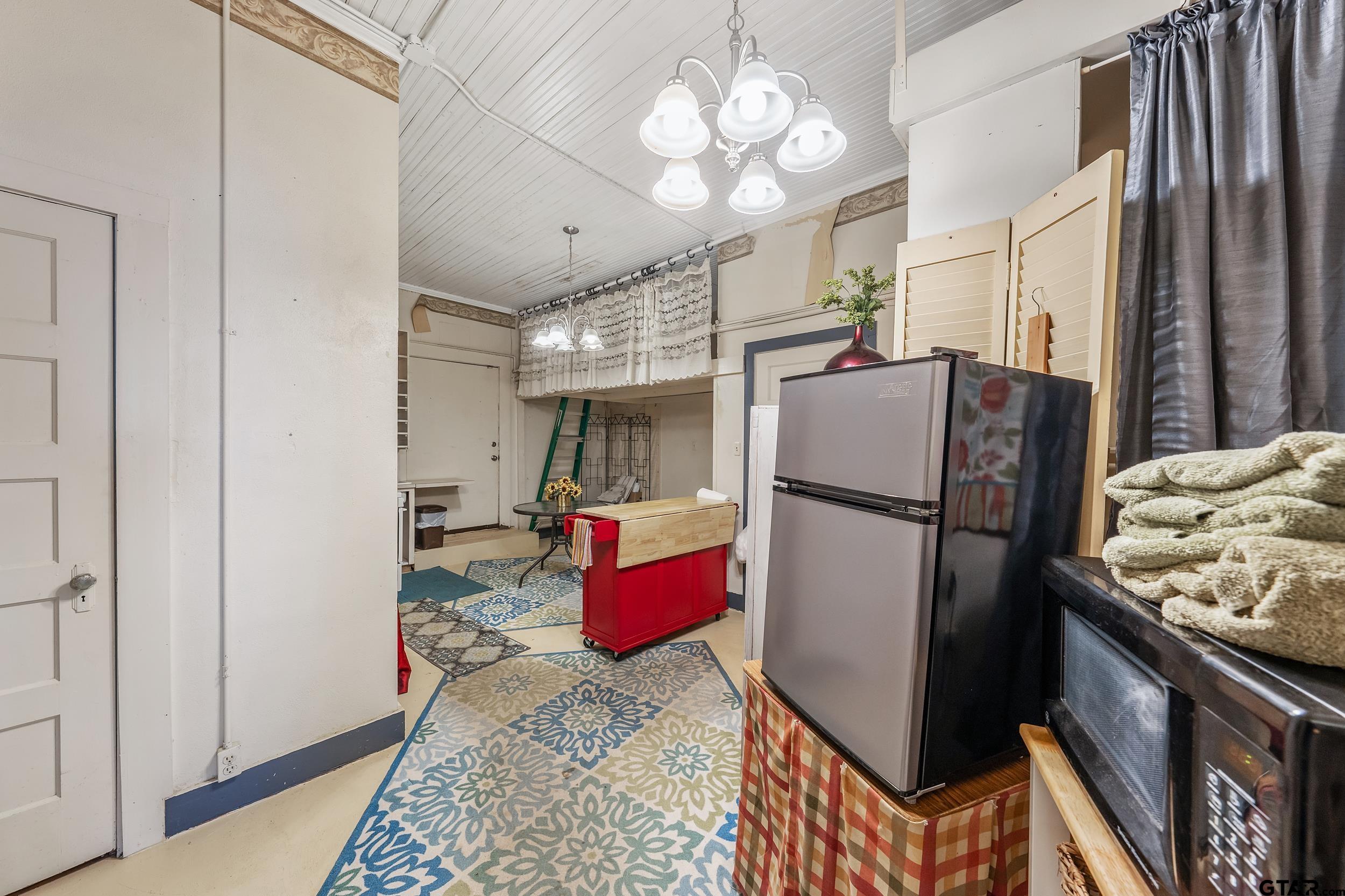 129 W 6th St