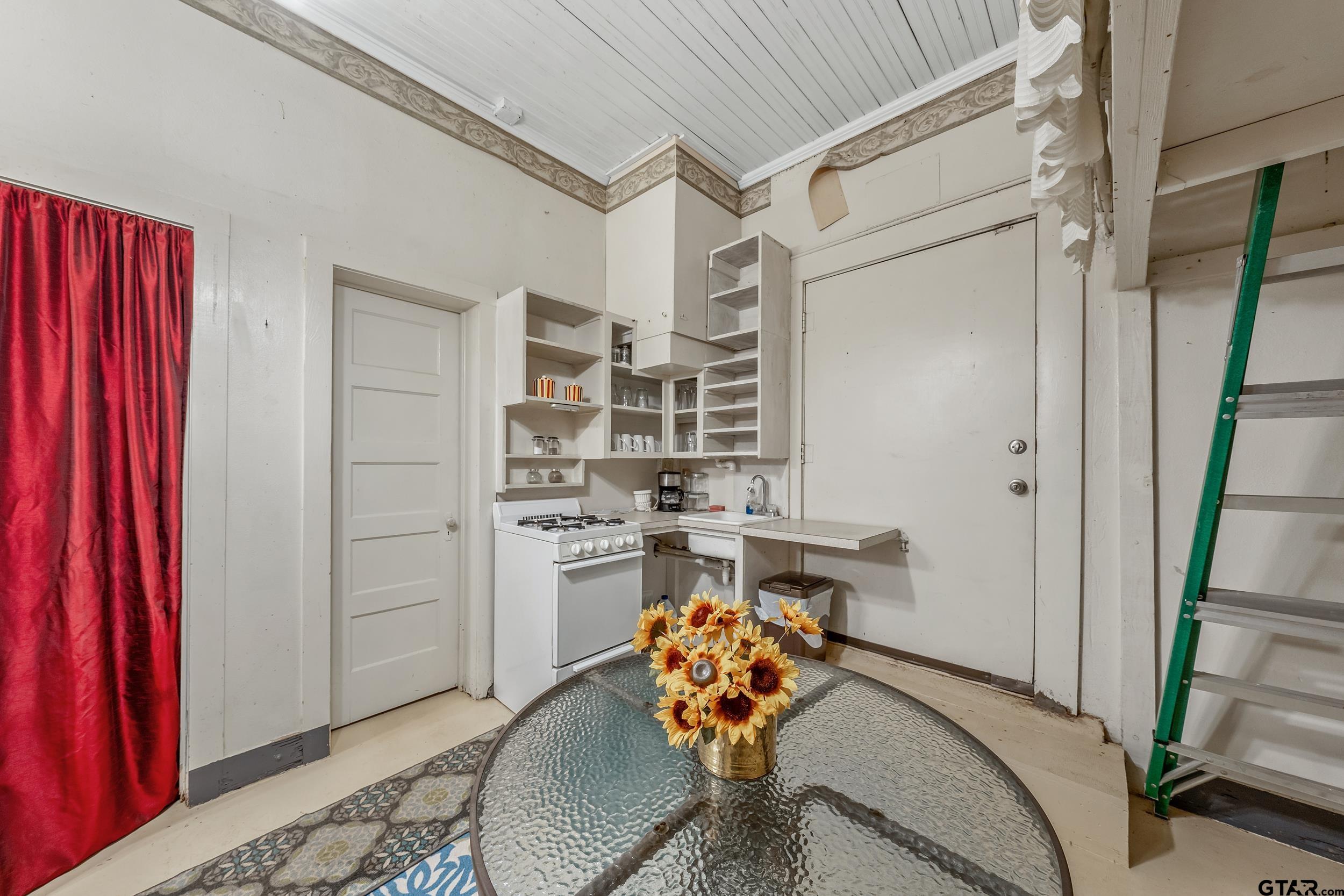 129 W 6th St