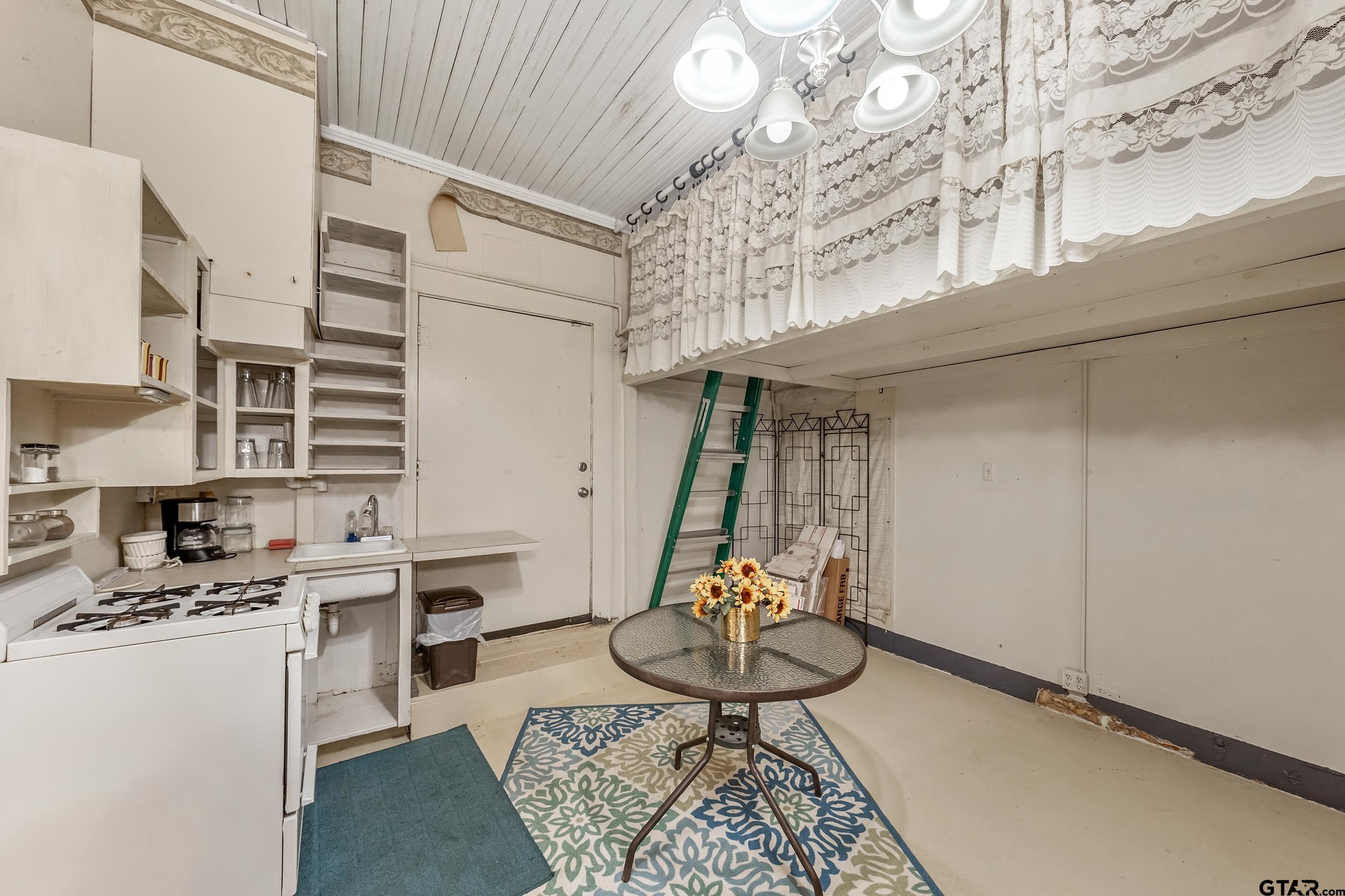 129 W 6th St