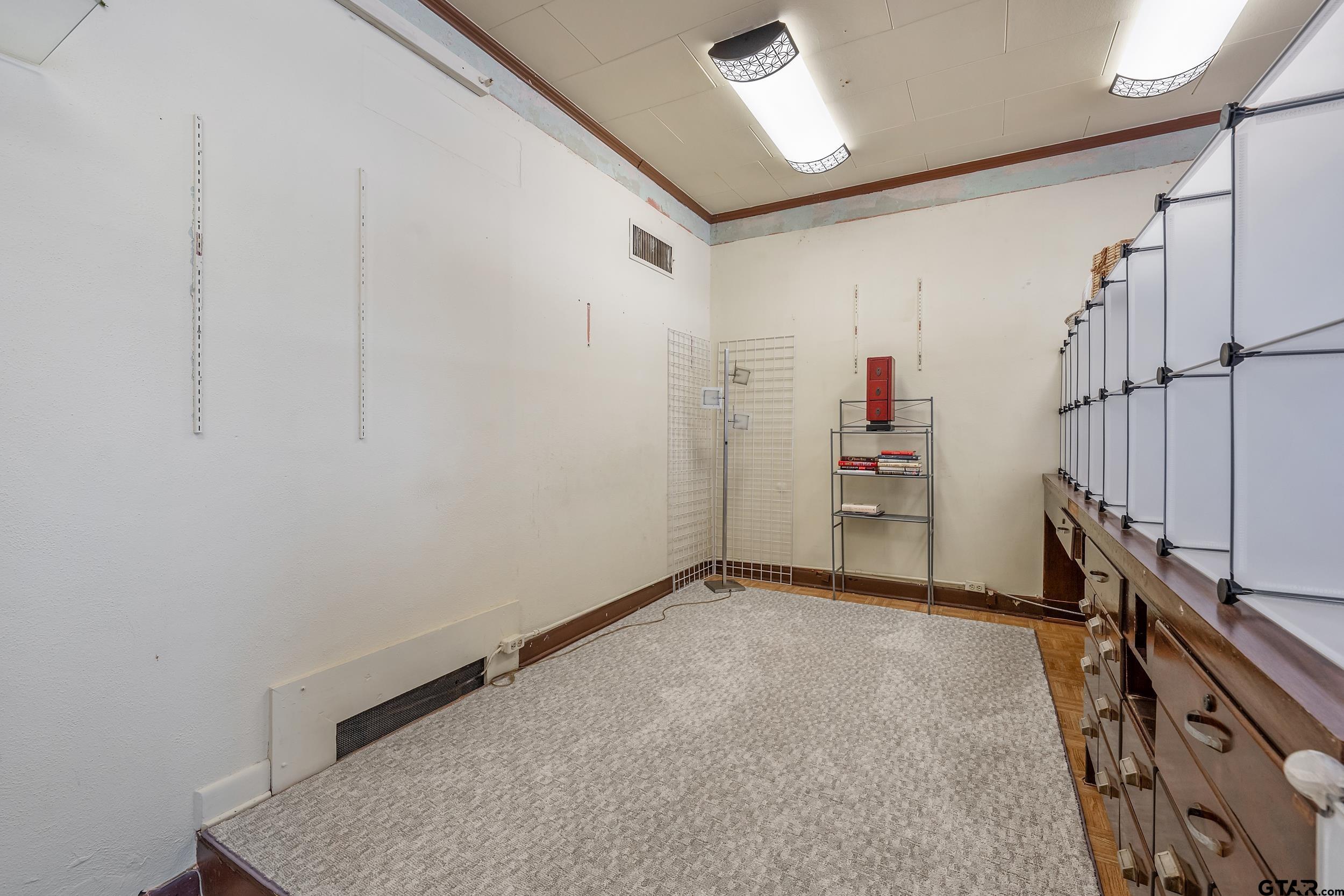 129 W 6th St